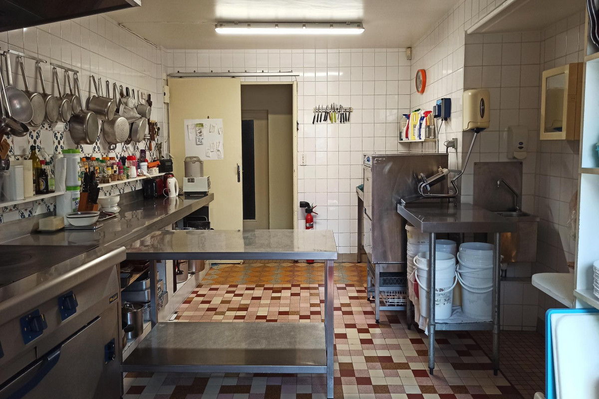 Belle affaire à saisir en milieu rural : Fonds de commerce BAR - TABAC - RESTAURANT - Plats à emporter, dépôt de pain et Ouest-France. 
En vente pour cause de départ à la retraite.
Situé sur un axe passager, l'établissement possède une clientèle diversifiée, agréable et fidèle.

Grande salle modulable pouvant accueillir jusqu'à 60 personnes assises, bar, terrasse exposée sud, cuisine au norme et toute équipée, cave, toilette handicapé.
Dispose également d'un logement à l'étage : 4 belles chambres, une salle de bain et WC séparé, cour avec préau 3 places de parking. 

Fort potentiel ayant su s'adapter à la crise sanitaire en développant les plats à emporter, soutenu par sa clientèle. 

Possibilité d'achat des murs ou location - Classe énergie : B

80 000? + frais de notaire
