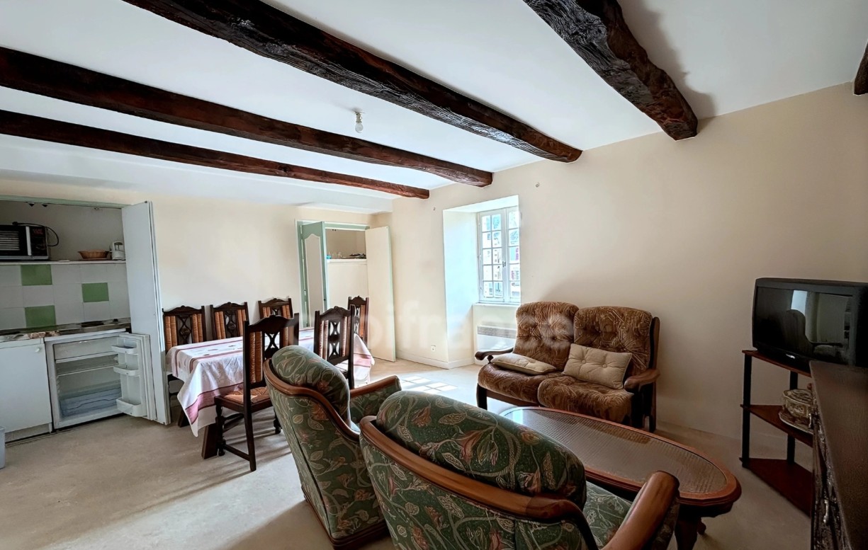 Idéalement situé en plein centre-bourg de Landudec, sur un axe passant avec un flux de véhicules régulier, cet ensemble immobilier bénéficie d’une excellente visibilité et offre une opportunité rare d’allier activité professionnelle et habitation. Stationnement facile et immédiat au pied du bien, un véritable atout pour accueillir la clientèle.

Au rez-de-chaussée, vous découvrirez un local commercial d’environ 62 m², composé d’un ancien bar offrant un bel espace principal ainsi qu’une salle attenante idéale pour une extension, une salle d’attente ou un espace de travail. Un WC indépendant et une petite réserve complètent ce niveau.

À l’étage, un logement de type T3 d’environ 53 m² comprenant une cuisine ouverte sur un salon lumineux, deux chambres et une salle d’eau avec WC.

Au deuxième étage, des combles aménageables d'une surface au sol de 62m², offrent un potentiel supplémentaire intéressant pour agrandir la surface habitable ou créer un espace complémentaire selon vos besoins.

L’ensemble est à rénover, offrant de nombreuses possibilités d’aménagement et de valorisation selon votre projet.


Ce bien conviendra parfaitement à de nombreuses activités : restauration, commerce de proximité, professions libérales, agence, bureaux ou activité indépendante.


Idéal pour un professionnel souhaitant implanter son activité avec logement sur place, ou pour un investisseur recherchant un bien à fort potentiel avec possibilité de projet mixte ou locatif.