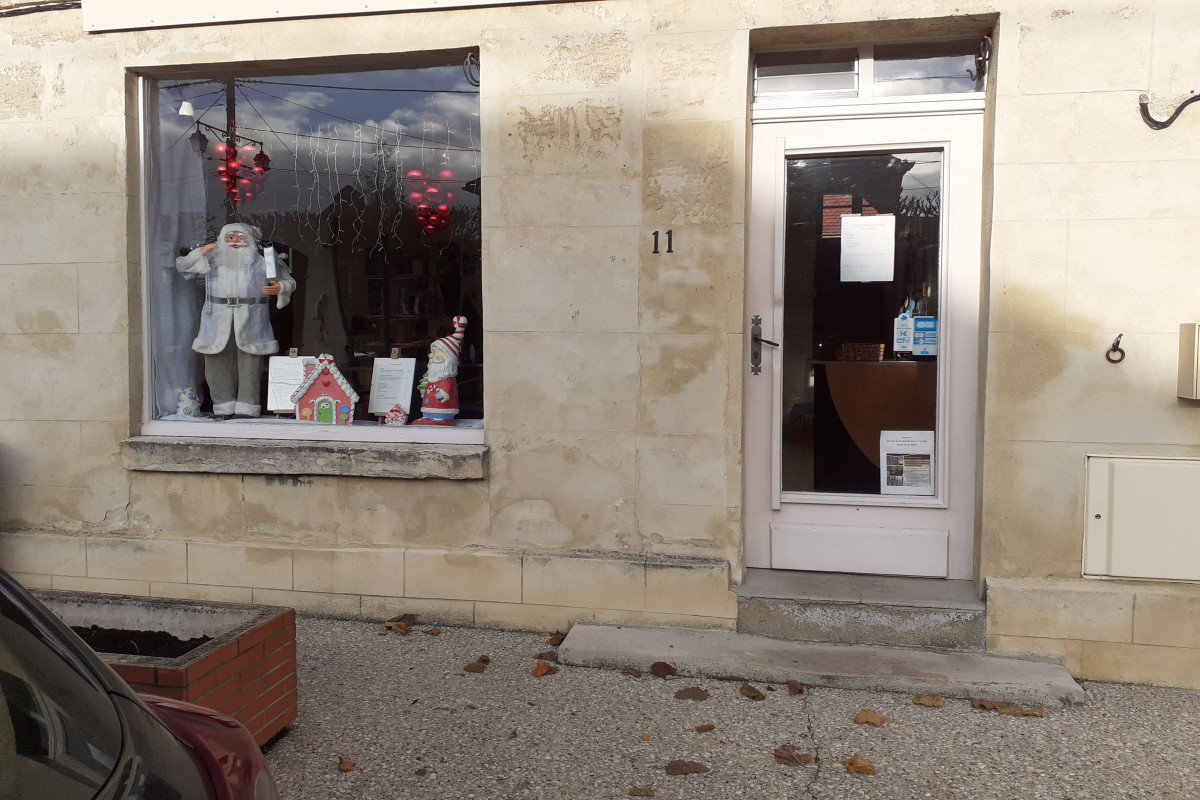 le local présente une surface de 28m2, composé d'une surface de coupe et d'une arrière-boutique de 10m2. Le loyer s'élève à 534? HT mensuelle assorti d'une provision de charge de 30?. Locale en bon état. Seul en éventuel rafraîchissement est à prévoir.
Local en plein centre bourg sur la place du village. le salon est ouvert depuis 2005. Je souhaite transmettre mon entreprise afin de préserver une partie de l'identité de mon village, et transmettre une affaire que j'ai créé et que je suis forcée de laisser pour des raisons médicales.