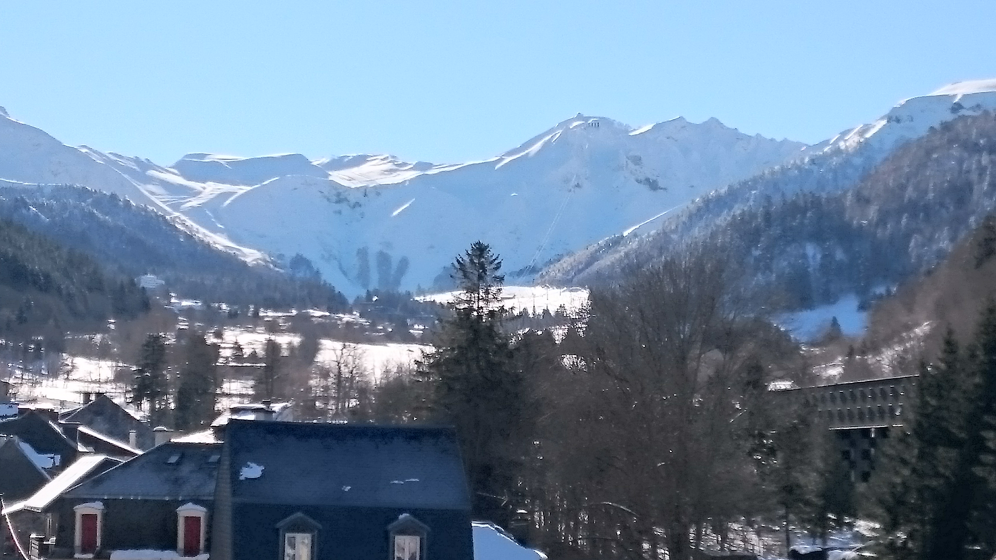 Situé au cœur du village et bénéficiant d'une vue exceptionnelle sur le Sancy, l'Hôtel de Londres est un établissement de 18 chambres de 1 à 5 personnes et d'1 voir 2 appartements  meublés, sur 4 étages et disposant d'un ascenseur.
Construit en 1850, l'Hôtel est un des plus ancien du Mont Dore et a traversé toutes les époques, de l'âge d'or du thermalisme à nos jours.
L'hôtel est en activité 11 mois de l'année, grâce au thermalisme, au tourisme estival et hivernal.
La station de ski se trouve à 4km de l'hôtel et les thermes à 140m.