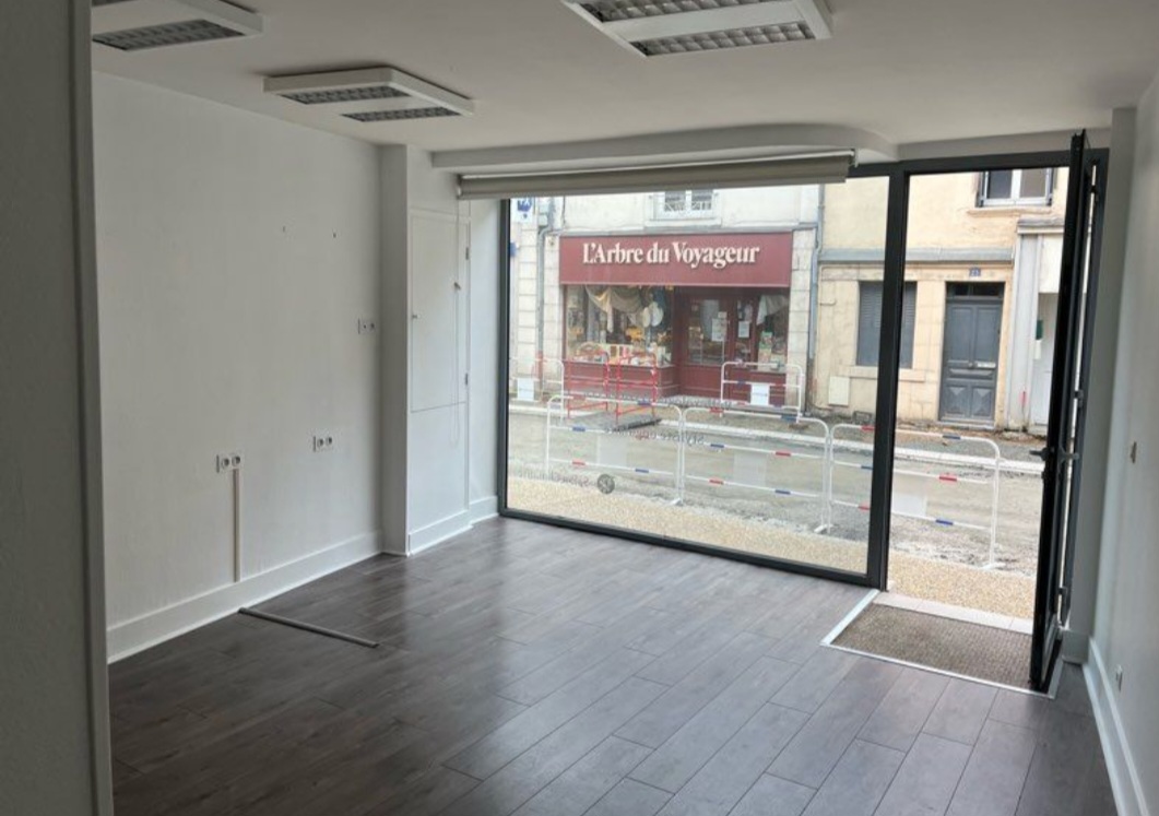 Local commercial à louer à proximité du centre-ville d’Argenton, sur Creuse. Très propre. 
33 m2
470 euros/mois