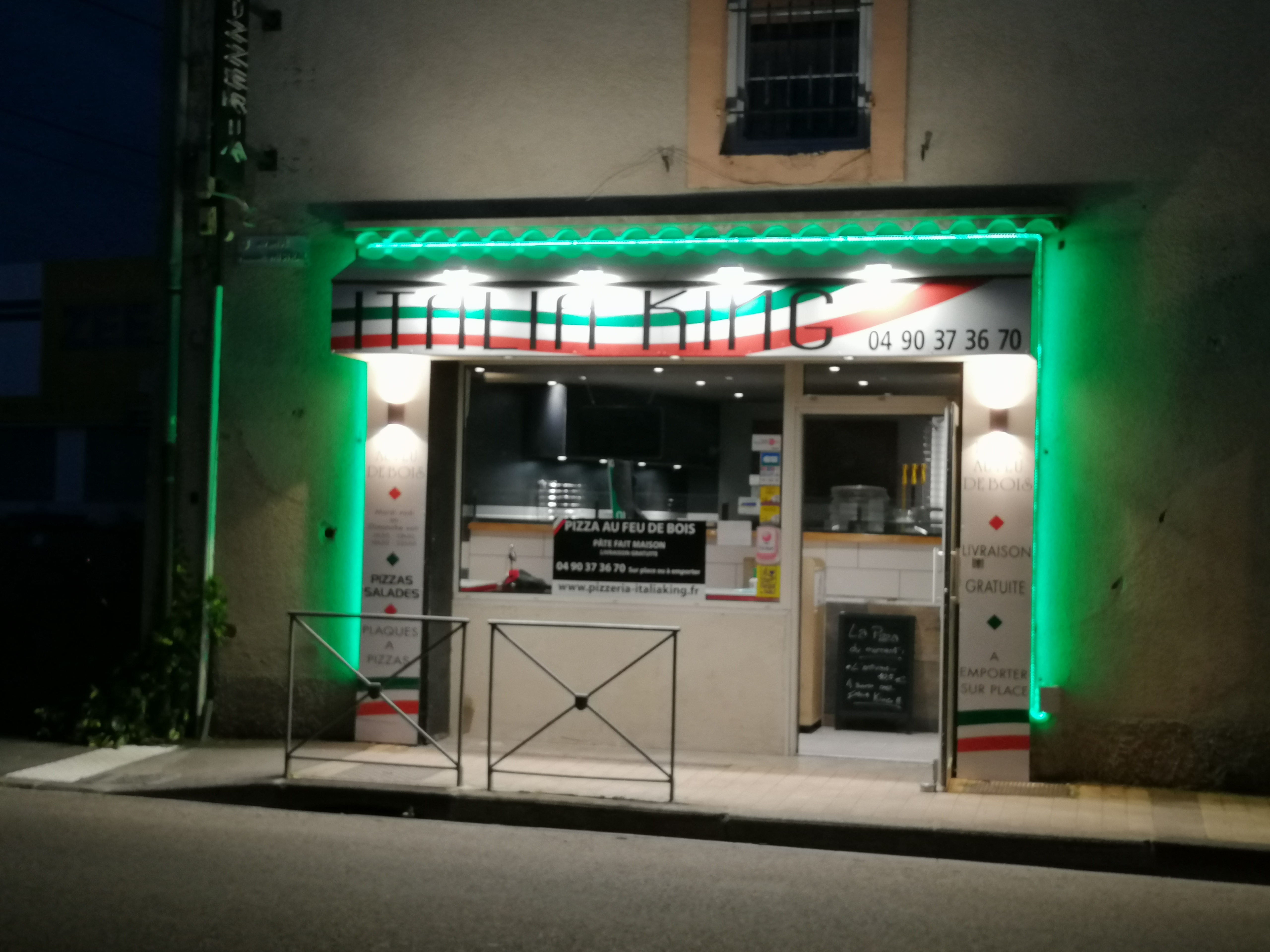 Pizzeria à vendre sur la belle ville de Carpentras, existante depuis 2010, avec une belle renommée, pizza à emporter, et en livraison, idéal pour un couple. Négociation possible. 
N'hésitez pas à vous renseigner si vous êtes intéressés !