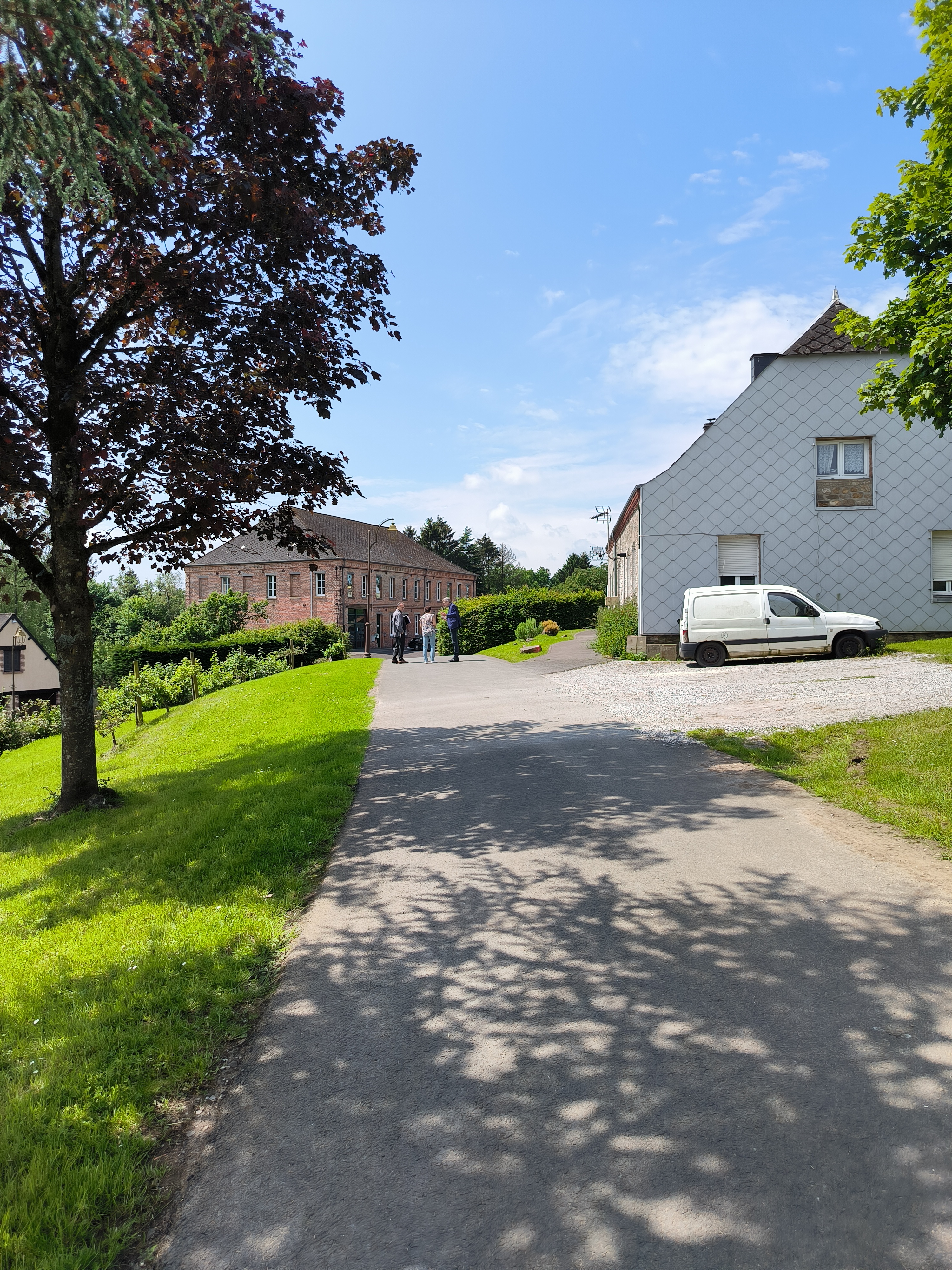 Ouverture du futur café-restaurant multiservice à La Neuville aux Joutes (08)
Fin des travaux prévue en fin d'année 2024

Frontalier de l'Aisne et de la Belgique, La Neuville-aux-Joûtes est une commune pittoresque de 366 habitants, située à 16 minutes de la ville commerçante d'Hirson. Ce joli village verdoyant, labellisé "3 étoiles" et "3 fleurs", est niché entre l'église et la mairie, en plein centre bourg. Les visiteurs peuvent profiter de deux circuits pédestres aménagés par l'association Maginot, permettant des balades en forêt autour des blockhaus historiques. La commune propose également trois gîtes et un camping pour les séjours prolongés. Avec cinq associations dynamiques, La Neuville-aux-Joûtes organise des événements sportifs et culturels tout au long de l'année, attirant plusieurs centaines de visiteurs. La communauté de communes Ardennes Thiérache envisage la création d'un circuit de randonnée Trans-Thiérachienne, renforçant ainsi l'attrait touristique de la région. La situation géographique de la commune génère un important passage touristique, notamment de Belgique, des Pays-Bas et du Luxembourg, avec environ 600 véhicules par jour.

Activités principales : bar, restauration traditionnelle, animations 
Activités de service possibles : chambres d'hôtes, dépôt de pain, épicerie, FDJ, point Poste

Le local :

● Entièrement aménagé et équipé : « clé en main »​
● Cuisine professionnelle à disposition (équipement, matériel, ustensiles) : 25m²
● Bar et salle avec « du cachet »​
● Superficies : salle : 40m², terrasse non couverte : 30m² 
● Logement de fonction compris dans le loyer du commerce 

Contrat proposé : ​

Sous location des éléments composant le café (matériel, Licence IV ...). Vous rejoignez le parcours " Tremplin" du réseau 1000 Cafés, et pouvez bénéficier d’un service d’accompagnement personnalisé

Aspects financiers : ​

Apport financier pour stock produits et trésorerie initiale à prévoir​
Dépôt de garantie : 1418€
Redevance année 1 : 375€HT
Redevance mensuelle avec le loyer maximum : 709€HT
Loyer fixé à 100€ pour local commercial + logement en année 1, 200€ en année 2, 300€ en année 3 et 400€ en année 4.


Profil de gérant recherché : ​

● Vous possédez des vraies qualités de commerçant et une vive volonté d’entreprendre. ​
● Vous souhaitez vous engager en faveur de la ruralité et en comprenez les enjeux. ​
● Vous justifiez d’une expérience significative dans le secteur de la restauration et maitrisez les techniques culinaires essentielles, ainsi que les normes d’hygiène et de sécurité.​
● Vous avez des bases solides en gestion et faites preuve de rigueur et d’organisation.​
● Vous envisagez d'être propriétaire de votre fonds de commerce à court ou moyen terme.


N'oubliez pas de préciser l'établissement qui vous intéresse dans votre message !