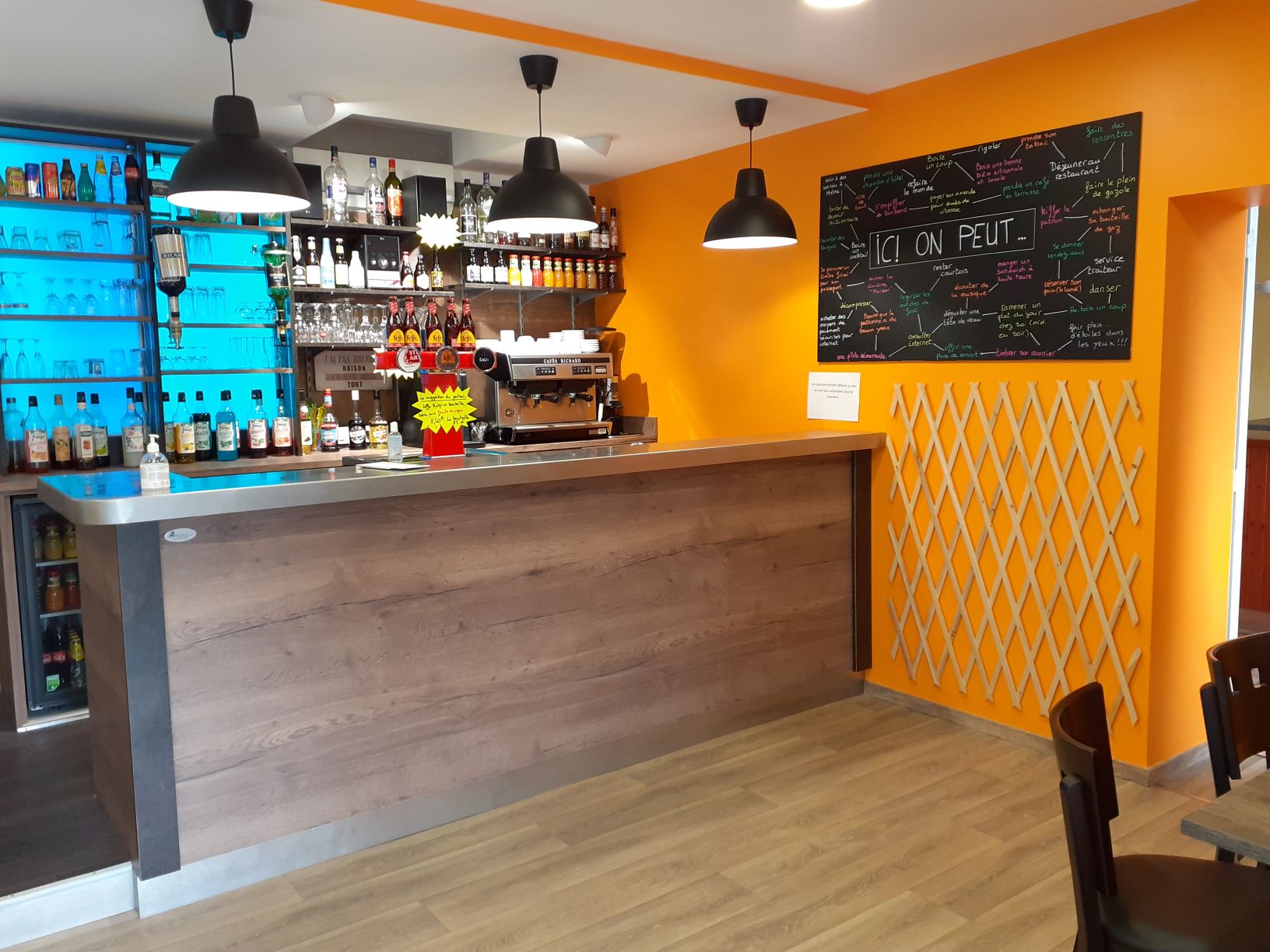 Commerce situé sur la commune de  Beuxes (axe Chinon/Loudun),
Aux confins de l'Anjou, de la Touraine et du Poitou
Affaire idéale pour un couple
Il n'y a pas de salarié,
Activités principales : Restauration, Bar, Tabac, FDJ, Tabletterie, timbres ...

Le fonds de commerce est composé d'un bar, cuisine, 2 salles de restaurant, sanitaires, terrasse, réserves. La surface du commerce est de 140M² environ. 

Le logement à l'étage a été intégralement rénové en 2 tranches (2022 et 2024), il dispose de 4 chambres dont 2 autonomes avec leurs salle d'eau/toilettes qui peuvent être louées en chambres d'hôtes si les repreneurs souhaitent un complément de revenus. Logement d'une superficie totale de 115 m2 environ.

* Une salle de réception avec travaux de 100M² environ peut être un
véritable plus 
* Chaudière fuel neuve avril 2025
* Terrasse
* Importants travaux de toiture réalisé en 2024 et début 2025
* Parking à proximité

Horaires : 7h30 à 19h  du lundi au vendredi. Restauration le midi uniquement
Rares prestations traiteurs le week-end
6 semaines de fermeture en 2023, 8 en 2024,

Adresse du site : starbeuxes.fr
FBK : Le Café de la Gare
