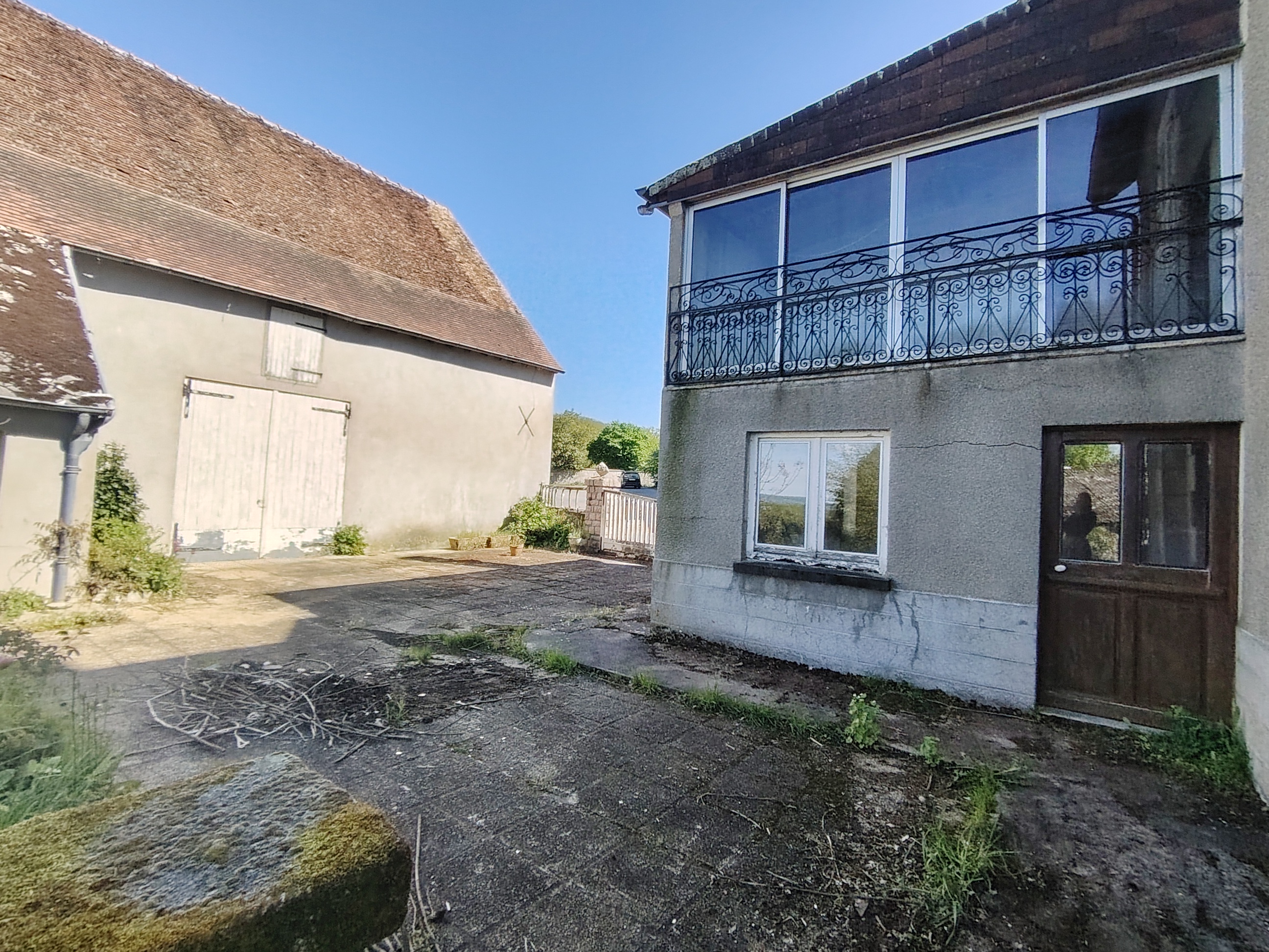 Maison Spacieuse à rénover/Ancien Hôtel à rénover

À Châtelus-Malvaleix (23270), découvrez cette maison de 8 pièces de 219 m². Au rez-de-chaussée, elle compte deux grands salons de 27 m² chacun, une salle à manger de 25 m², une chambre, une cuisine s'ouvrant sur la grande terrasse de 200m².
A l'étage se trouve une véranda de 8 m² donnant sur la cour intérieure. Quatre chambres complètent le niveau ainsi qu'une salle de bain et une petite cuisine.
Au niveau au-dessus se trouvent les combles, elles sont aménageables .
La maison bénéficie d'une cave ainsi que d'un garage.
Chauffage au fioul, tout à l'égout, taxe foncière de 836€.
L'intérieur de la maison est à rénover.
Des établissements scolaires (de la maternelle au collège) sont implantés dans la commune. Il y a un accès à la nationale N145 à 14 min. Pour vos loisirs, vous pourrez compter sur le cinéma tout comme son plan d'eau, ses randonnées. Restaurant, boulangerie, coiffeur, boucherie-charcuterie, fleuriste et un bureau de poste sont également accessibles. Le marché anime le quartier.