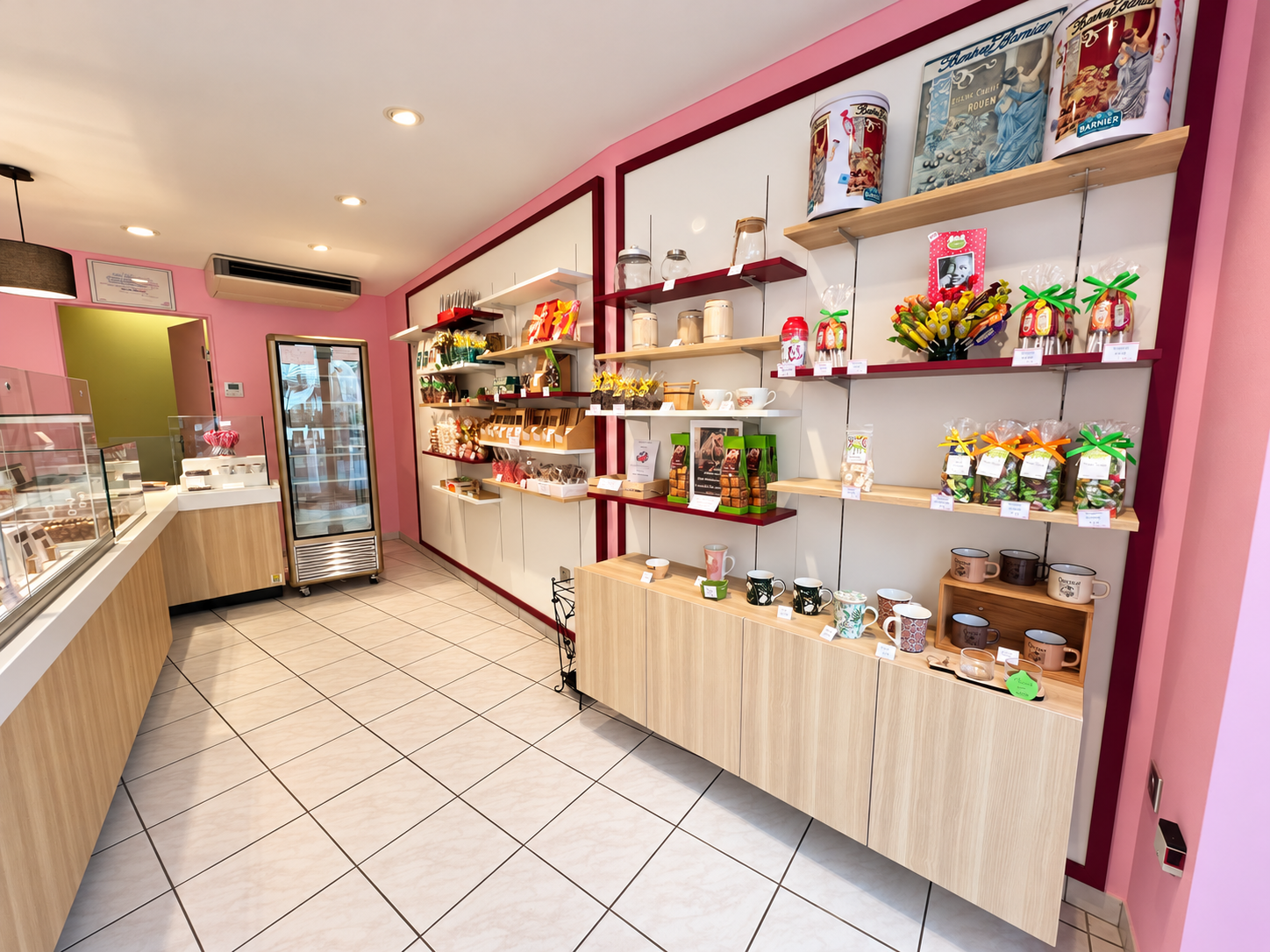 Fonds de Commerce Pâtisserie Traditionnelle
Cause Départ à la Retraite
Une belle affaire clé en main à reprendre au coeur du Beaujolais !

Après plus de 27 ans d'exploitation passionnée, les propriétaires actuels prennent une retraite bien méritée. Cette pâtisserie traditionnelle réputée bénéficie d'une excellente notoriété et d'un emplacement stratégique d'exception au centre d'un village dynamique et très touristique.
Emplacement Premium : En plein cœur de village, forte visibilité, passage piéton et véhicule constant.
Local en bon état
Espace de vente chaleureux, accueillant et parfaitement entretenu.
Labo / Zone de production entièrement équipé et fonctionnel immédiatement.
Activité Pérenne : Clientèle locale très fidèle, flux touristique régulier et chiffre d'affaires stable.
Idéal pour un(e) artisan(ne) pâtissier(ère) ou un couple de professionnels souhaitant s'installer immédiatement ou développer une nouvelle activité gourmande tout en profitant d'un cadre de vie très agréable.

Informations complémentaires :
Dossier complet (bilans, bail, inventaire) transmis sur demande.
Accompagnement possible pour une transition en douceur.