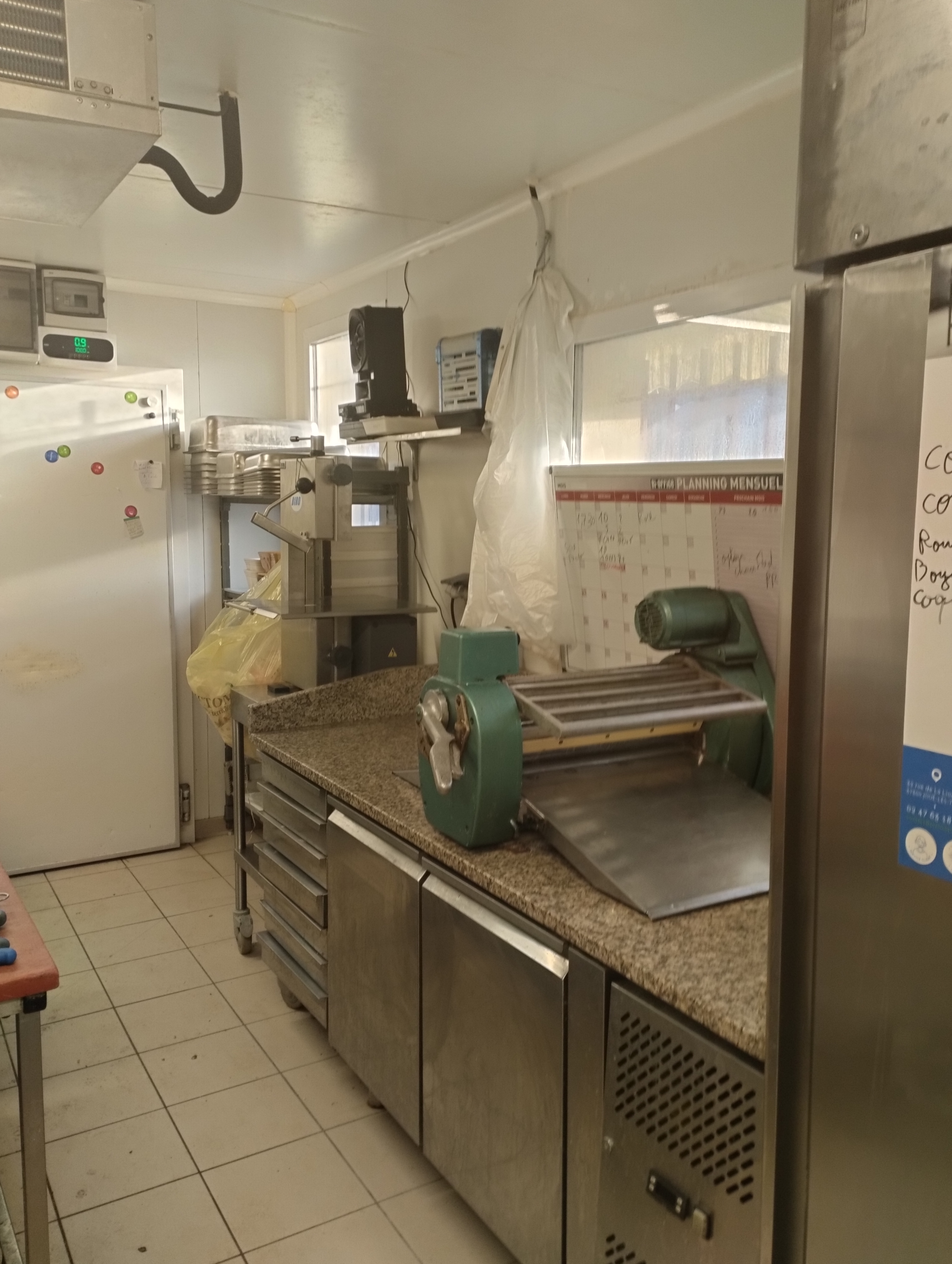 Vend place de marché avec camion marche et labo et appartement  petit loyer cours Hangar  cause rapprochement familial  pour plus d'informations nous contacter