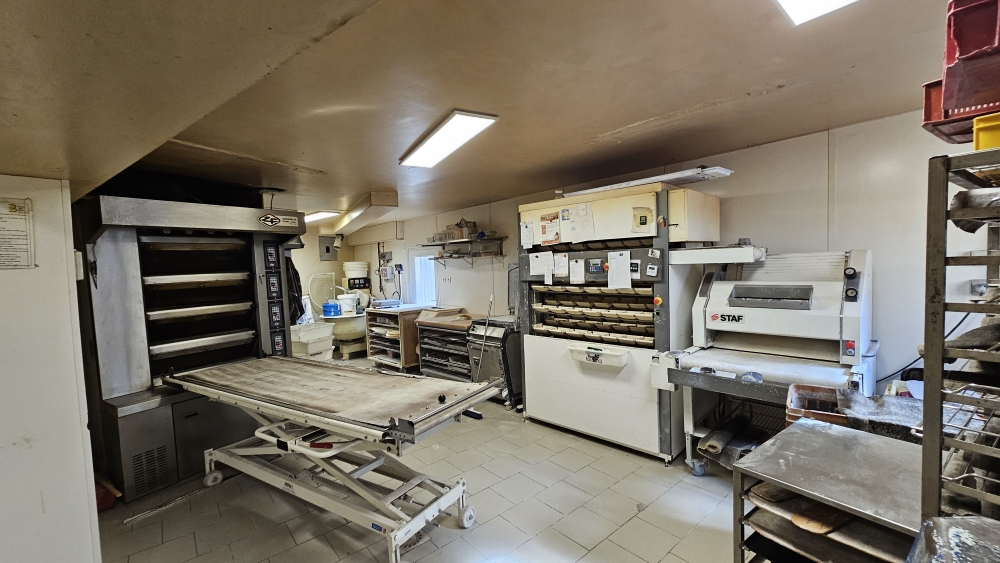 Boulangerie Pâtisserie à céder à un couple de gérant désirant se créer une carrière professionnelle à sa propre image 
Commerce tenu et entretenu au mieux possible pendant 30 ans dans un secteur regroupant plus de 2500 habitants sans concurance direct.
Logement et local pro en bon état. 
Candidat sérieux prendre contact.