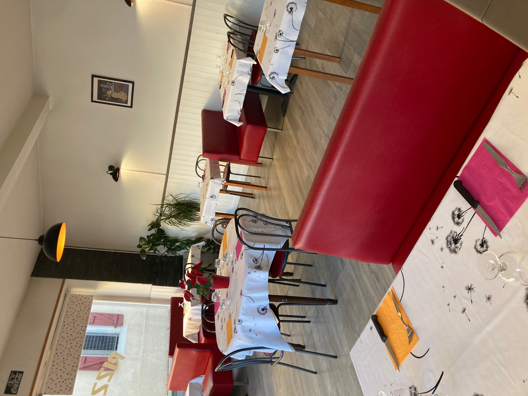 A céder cause départ en retraite PIZZERIA SUR PLACE ET A EMPORTER
Existant depuis plus de 30 ans, avec fort potentiel de développement sur une commune landaise au cœur de la Chalosse (4800 habitants).
L’outil de travail est très bien entretenu : four à pizza au feu de bois neuf, électricité refaite, local aux normes PMR permettant d’accueillir une clientèle variée.
Idéalement implantée à l’entrée du centre-ville, avec parking attenant, cette affaire familiale devrait séduire un couple ambitieux et travailleur.
Les deux salles respectivement de 35 et 25 couverts pourront être exploitées en vue d’un développement du chiffre d'affaires. 
La surface totale du local est de 220m² (2 salles, cuisine, chambre froide, patio, buanderie, réserve, abri pour le bois, espace de rangement).
CA 2024 : 149 000€
Effectif 2024 : 2 personnes

MONTANTS A NEGOCIER
Loyer : 800€/mois 
Prix de vente du fonds de commerce : 75.000€
Possibilité d'achat des murs (rdc + 1 étage)