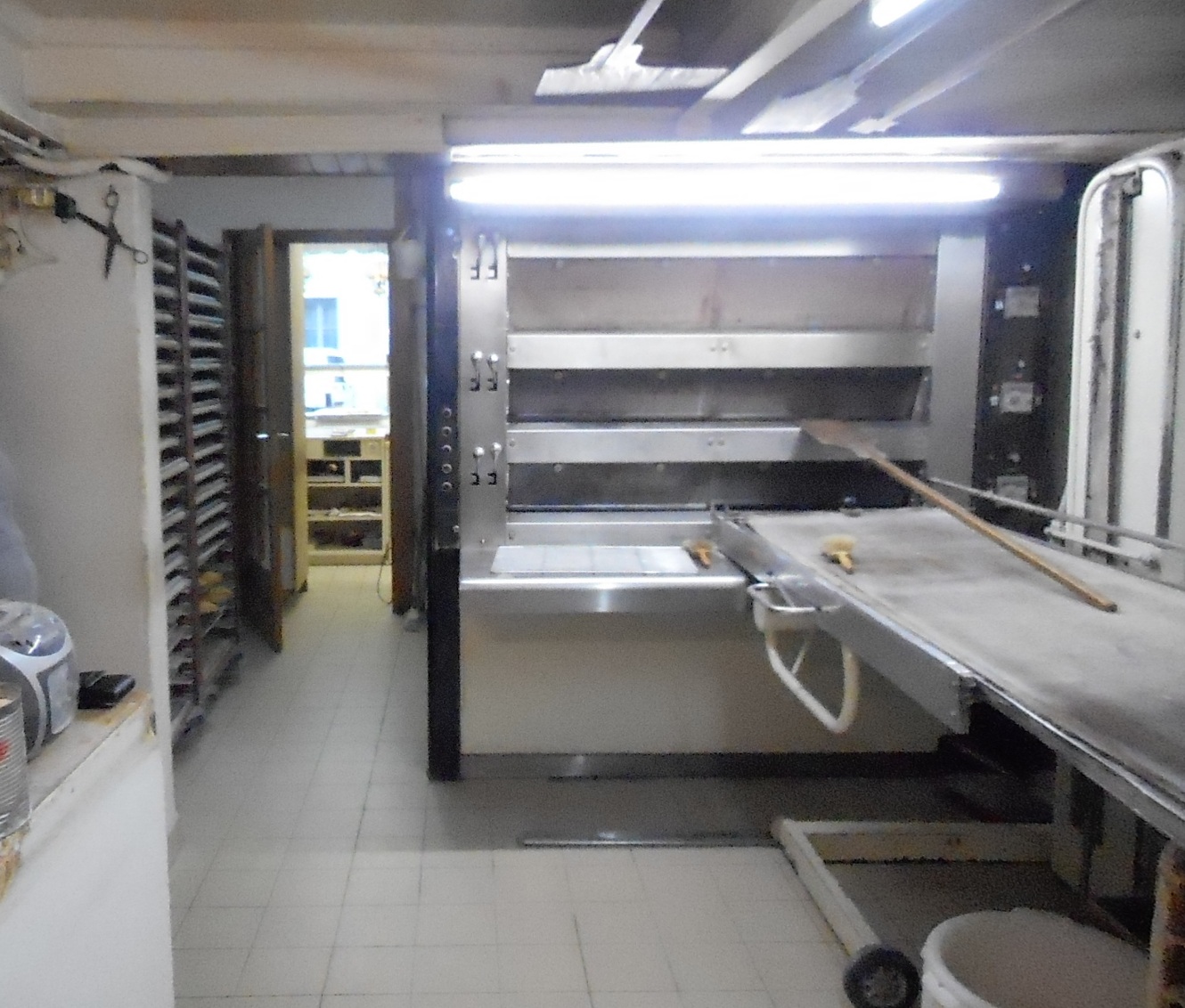 Bonjour, vend pour départ  en retraite  boulangerie-pâtisserie tout boutique situé dans la ville la plus touristique de l'Indre.
Emplacement de premier choix, aux portes du château et de tout commerces.
possibilités de création de tournées .
Le tout comprenant deux appartements:
un situé au dessus de la boulangerie, le second dans l'arrière cour, incluant également: un grand garage, un jardin ainsi que des dépendances.
Affaire idéale pour personnes dynamiques et motivés ou pour première installation.
murs+ ensemble immobilier
pour plus de renseignements nous contacter au 02-54-00-08-53 ou au 02-54-41-08-67