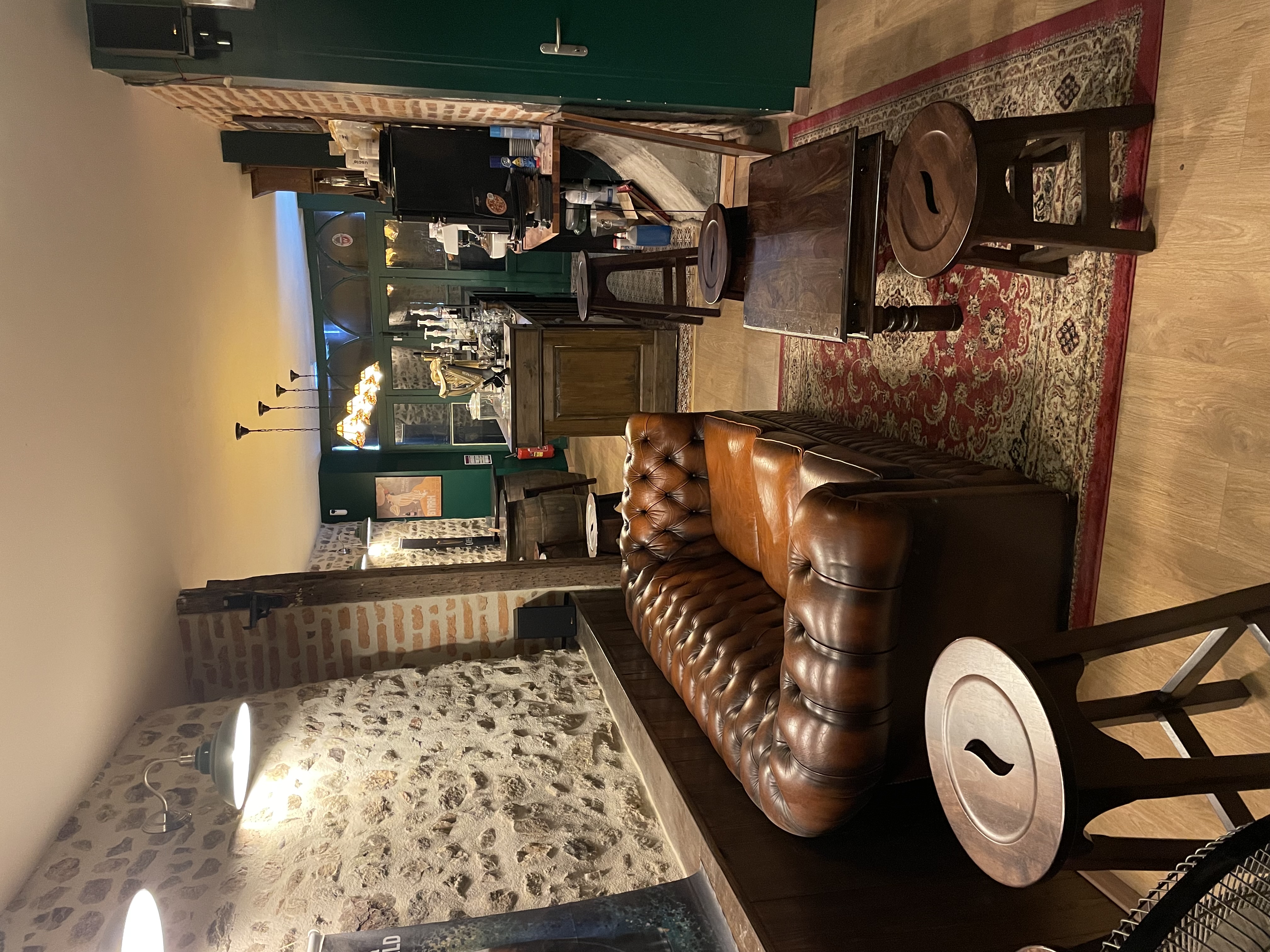 Je vends mon Pub irlandais qui ne demande qu'à se développer. Il s'agit très certainement d'un des plus beau pub de Creuse, à l'ambiance cosy et raffinée.
Il est situé dans le village thermal d'Evaux les Bains, dont la cure se déroule entre le mois de mars et de novembre.  
Je vends le fond de commerce pour un montant total de 50000€. Il est aussi possible que je vende le tout: fond de commerce + les murs pour un montant total de 125000€. 
Le pub a été entièrement créé en 2024 et a été restauré du sol au plafond avec des matériaux de qualité la même année. Evidemment, l'électricité est entièrement neuve, ainsi que la plomberie. La toiture est parfaite de même que la charpente. Aucun travaux à prévoir. 
À l'étage, l'acheteur peut effectuer des travaux de rénovation, afin d'agrandir la salle ou alors, de créer un appartement. Toutes les fenêtres ont été changées par du double vitrage en 2024.  La superficie de l'immeuble est d'environ 170m2, et la superficie du Pub est d'environ 55m2.