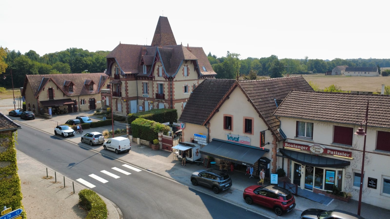 Possibilité de reprendre un commerce alimentaire de 67m² de surface de vente, situé idéalement sur un axe très passant et commerçant d’un village localisé entre Moulins (03) et Bourbon-Lancy (71). 
Situé dans commune dynamique et paisible ; avec de nombreux commerces complémentaires, une Poste, une maison médicale, une école, une crèche, une maison de retraite, une Mairie et des associations qui participent grandement à l’activité du magasin.

En bordure d’une route nationale, avec beaucoup de passage, des résidences secondaires et à proximité du grand parc animalier du PAL, vous n'aurez qu'à exercer votre métier de commerçant alimentaire dans un magasin propre, clé en main pour développer le CA et proposer à votre clientèle de nombreux services (livraisons à domicile, dépôt de pain le lundi et pendant les congés du boulanger, rôtissoire, pressing, rayon coupe avec fromage, charcuterie, traiteur, viande sous vide ; épicerie fine et produits locaux).

Dernier CA : 299 000 € TTC 
Loyer mensuel : 1020 € / mois avec logement inclus sur place.
Vente du fonds de commerce : 85 000 €.
Apport requis : 30K€ minimum (dans les 110K€ de financement total).

Magasin propre, pas de gros travaux à prévoir, clientèle très fidèle, logement spacieux et agréable sur place (160m²) inclus dans le petit loyer de 1020€ /mois et un grand parking à disposition.

Prenez contact avec nous dès aujourd’hui afin d’avoir plus de détails concernant ce point de vente coup de cœur du Nord du département de l’Allier.