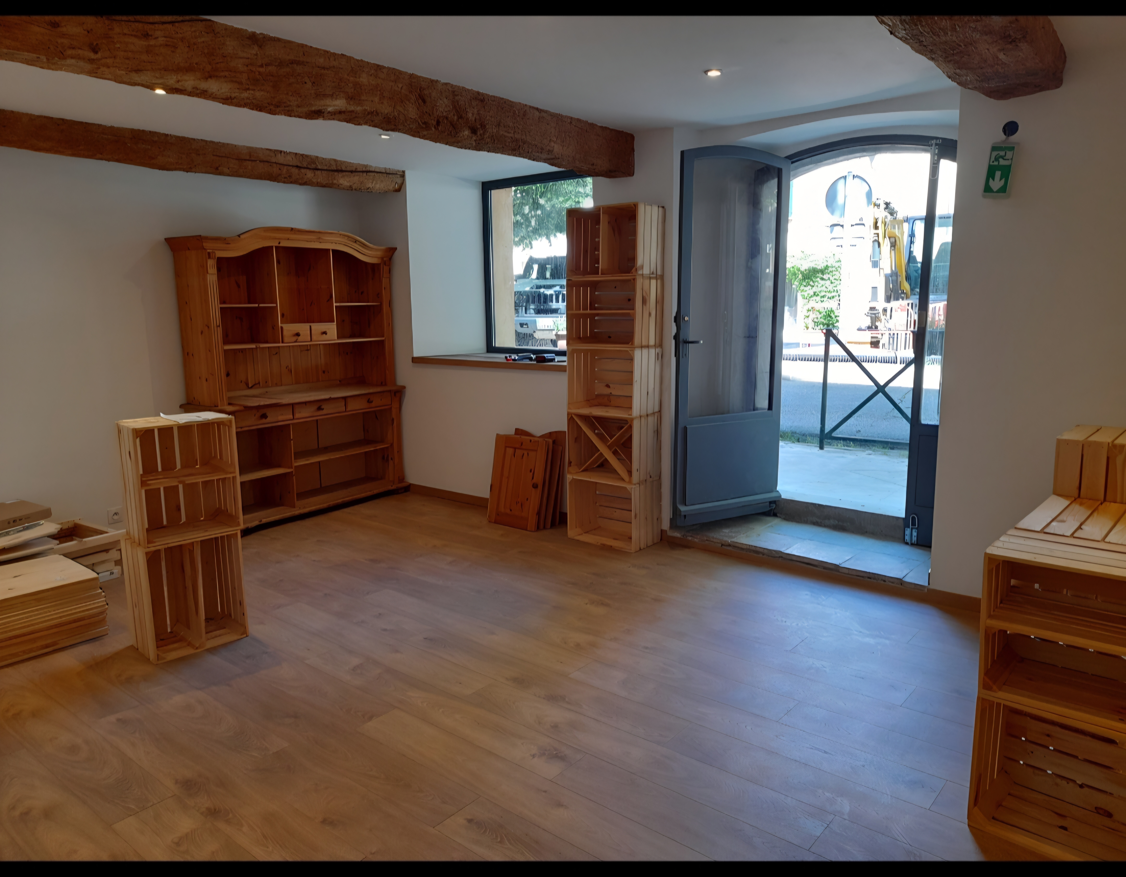 À VENDRE – FONDS DE COMMERCE ÉPICERIE DE DÉTAIL / VRAC – BESSE-SUR-ISSOLE

Belle opportunité pour entrepreneur souhaitant reprendre un commerce de proximité avec une clientèle existante et fidèle.

À vendre fonds de commerce d’une épicerie de détail spécialisée dans la vente de produits en vrac, située à Besse-sur-Issole, en activité depuis juillet 2022.

Le commerce bénéficie d’une clientèle existante et fidèle et d’un local fonctionnel, entièrement équipé et aux normes.

- LOCAL DE 41 M² ENVIRON

Le commerce se compose de :

* 29,60 m² d’espace principal de vente
* 9,20 m² de réserve
* Salle d’eau indépendante
* Local entièrement aux normes
* Climatisation
* Terrasse extérieure
* Licence III existante

- BAIL COMMERCIAL

Le bail repart à zéro pour le futur acquéreur, avec les frais liés au renouvellement à la charge du vendeur.

- Loyer : 600 € / mois
- Redevance mairie pour la terrasse : 100 € / an

- POSSIBILITÉS DE REPRISE

Le fonds peut être repris pour poursuivre l’activité actuelle d’épicerie / vente de produits en vrac, mais également pour toute activité à vocation artisanale, sous réserve des dispositions du bail et des autorisations nécessaires.

- Activités snack, restauration et bar non autorisées.

Il est également possible d’envisager une vente séparée du fonds de commerce et du stock/activité, selon le projet du repreneur.

- PRIX DE VENTE : 55 000 €

Détails du prix et des conditions de reprise disponibles sur demande, notamment en cas de non-reprise du stock.

Renseignements complémentaires et visite sur demande :
- lemagenvrac@gmail.com
- 06 70 45 34 23

Une belle opportunité pour développer un commerce de proximité, une activité artisanale ou un concept original au cœur de Besse-sur-Issole.