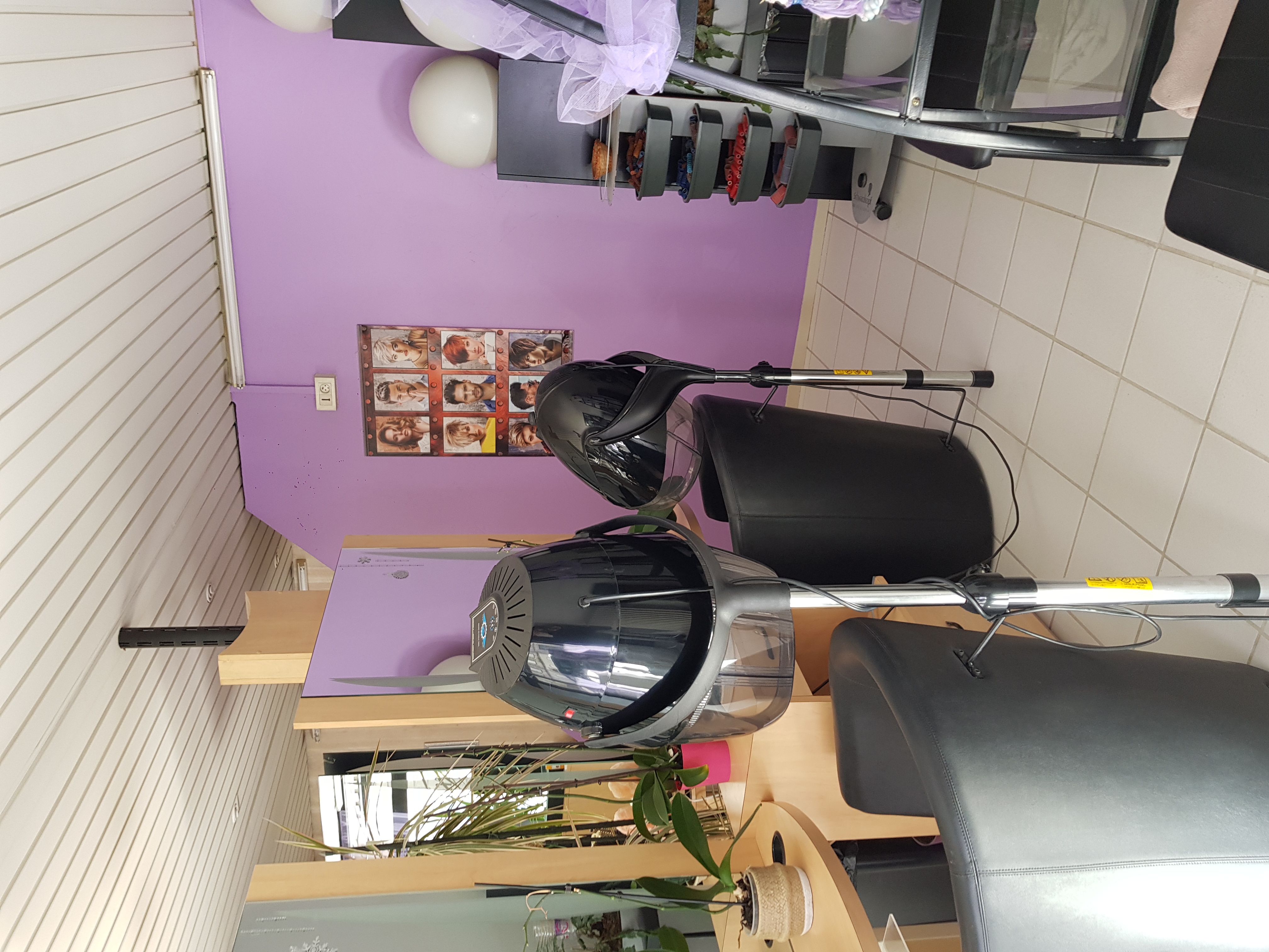 Pour  cause de  retraite, je mets  en vente mon fond de commerce, qui est un salon de coiffure mixte  58m2
Situé à coutras, dans le centre ville, comprenant  à l étage un appartement T4 pour un  loyer  mensuel de 744,33 euros. 
le salon  comprend 
- 3 bacs
-6 postes de coiffage
-2 casques  sur pieds  
-wc

Pas de personnel  à reprendre 
Prix: 30000€
Bail 3/6/9 renouvelé  au premier  mai 2022