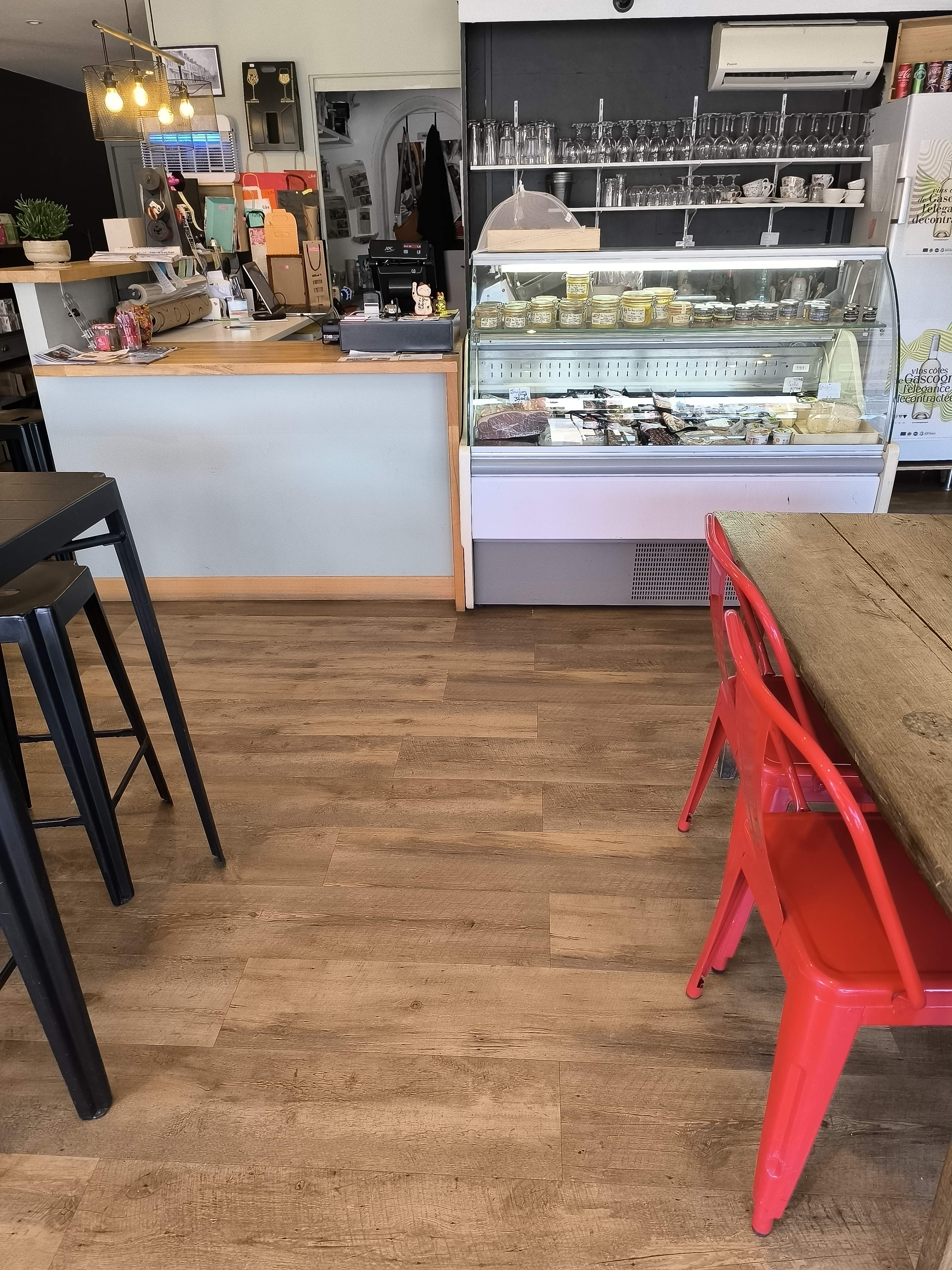 Mon souhait est de céder mon entreprise afin de profiter pleinement de ma retraite...
La Vinothèque, située au coeur d'un bourg des Hautes-Pyrénées,se trouve à proximité de places de stationnement et bénéficie d'un emplacement privilégié dans le centre.
Depuis 16 ans, j'exerce ma profession de commerçante dans une boutique spécialisée en vins et épicerie fine et complété par un espace bar à vin doté d'une licence 3 .
Le local commercial possède une superficie de 55 M2 , avec la possibilité de s'agrandir de 10 m2.