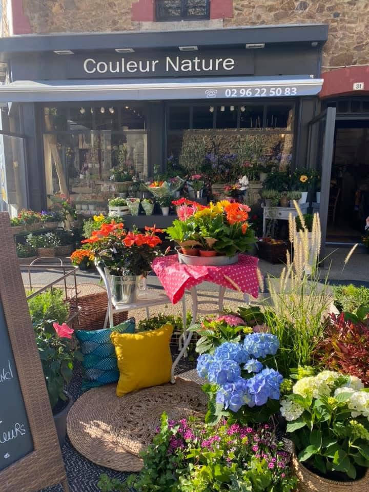 À vendre fond de fleurs, créé entièrement il y a 25 années fort.
50 m2 de surface de vente et 30 m2 d'atelier et réserve.
Bel emplacement grande visibilité
Grand bourg commerçant dynamique.
Bonne orientation pour exposer Vos créations à l extérieur.
Facilité pour se garer à proximité
Entretien et amélioration régulières de l ensemble du bâtiment: beaucoup de charme : vitrine et porte (1 an) . 
Population de bord de mer, local ,secondaire et touristique en augmentation.
CA en progression constante pouvant encore évoluer.
Vente du fond + loyer