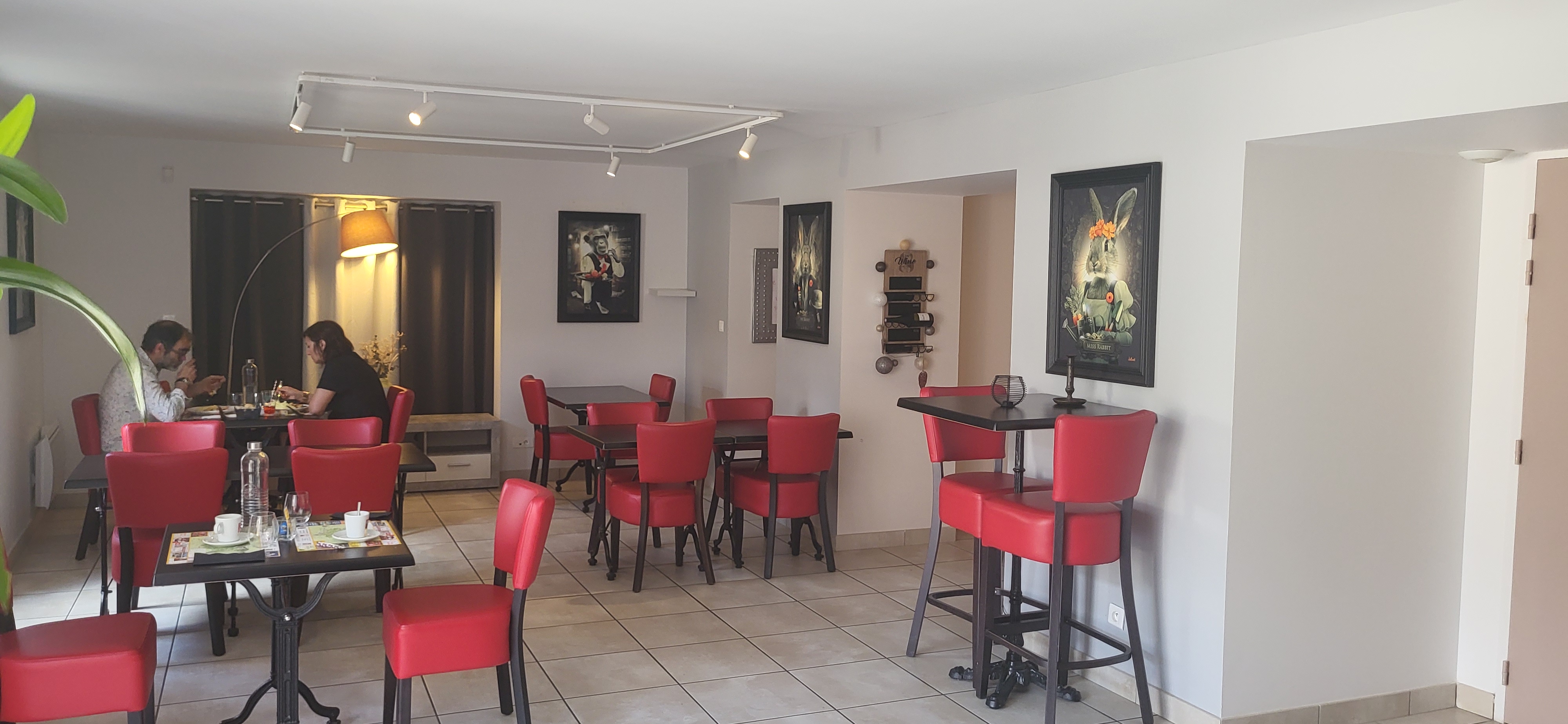 Bar/restaurant d'une surperficie de 100 m² au rez de chaussé et 120 m² à l'étage.
Le restaurant dispose d'une terrasse 40 m²
Situé à 18 km d'Agen et de Condom et 13 km de Nérac.
Le loyer du restaurant est de 500 euros HT soit 600 euros TTC.
Un logement de 120 m² attenant au restaurant sera à votre disposition pour un loyer de 500 euros TTC