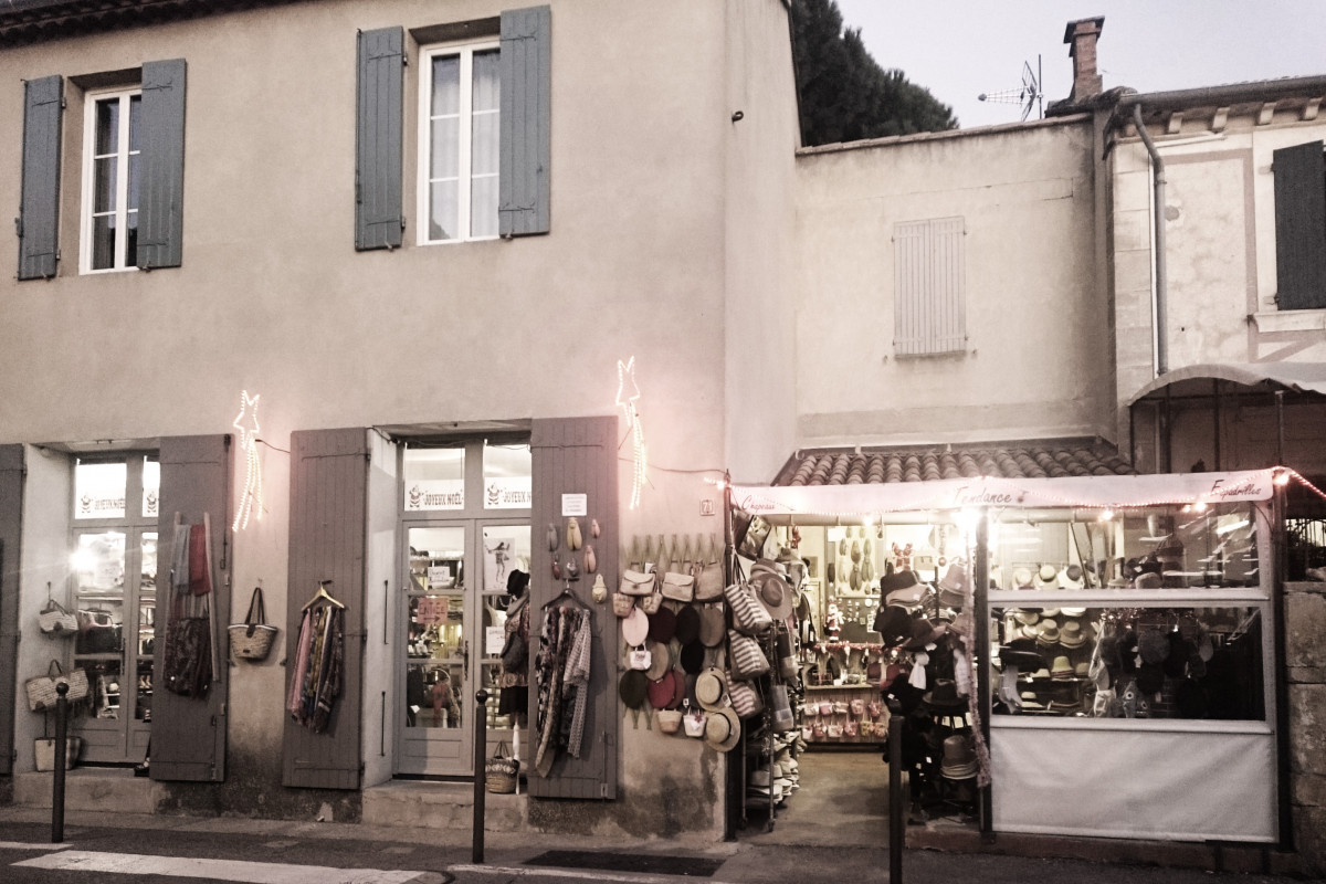Roussillon en Provence / fonds de commerce / chapellerie et accessoires