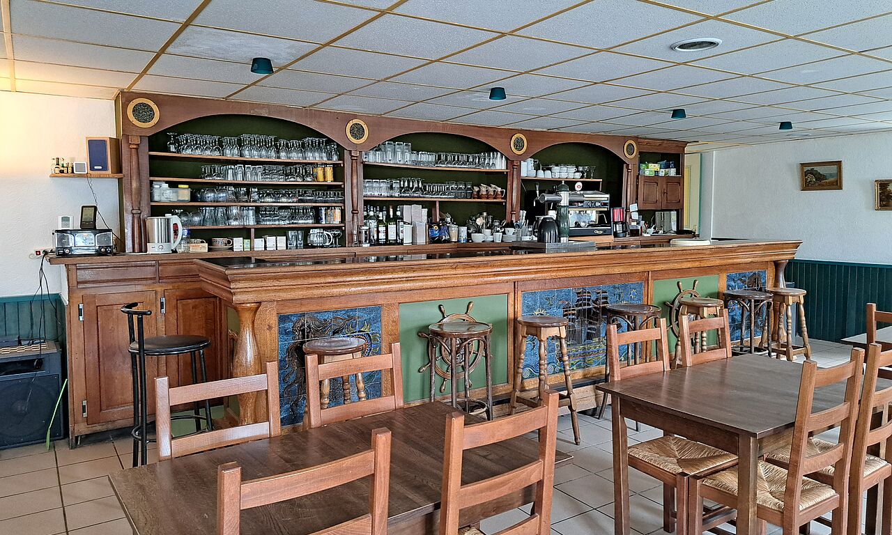 EXCEPTIONNEL – A SAISIR 		
BAR RESTAURANT MURS ET FONDS 170 m2 + RESIDENTIEL 112 m2 – 149.000 € le tout..

Idéalement situé sur la commune de La Chèze, l'Auberge du Lié  se compose de :
- une grande salle de restauration, permet d'accueillir une cinquantaine de couverts. 
- un magnifique bar avec une belle déco marine.
- une autre salle de 40 m2 (pour repas de groupes ou comme coin salon pour la clientèle) .
- une cuisine équipée du matériel professionnel, (à moderniser); 
- deux sanitaires pour la clientèle.
- en façade, une terrasse de 30 m2 donnant sur la Place de la Mairie (parkings et jardin paysagé).
-  une Pompe à chaleur DAIKIN toute neuve (2024) de 18 Kw. (avec chauffe-eau thermodynamique)
- le fonds de commerce avec la licence IV.
-  un jardinet et 2 dépendances (garage et atelier)
- et au 1er étage 112 m2 (salle d'eau – dressing -  WC ) + 1 salon et 5 chambres pour les propriétaires.
- Avec des travaux de remise en conditions en grande partie finalisés  (toiture, isolation, PAC)  
Très fort potentiel à développer sur la commune de La Chèze, clientèle fidèle et très demandeuse.
La Chèze se trouve à 10 minutes de Loudéac, 25 minutes de Josselin, 45 minutes de Saint-Brieuc
Après 25 années d'exploitation, l'Auberge a été vendue l'année dernière mais récemment, 
l'un des acheteurs a été victime d'un AVC, ce qui les oblige à remettre en vente l'intégralité de 
l'immeuble résidentiel, commercial et licence. 
Et même une grande partie du mobilier dont un piano pneumatique avec ses 50 rouleaux 
(le tout importé du Canada) et prévu pour des animations musicales.