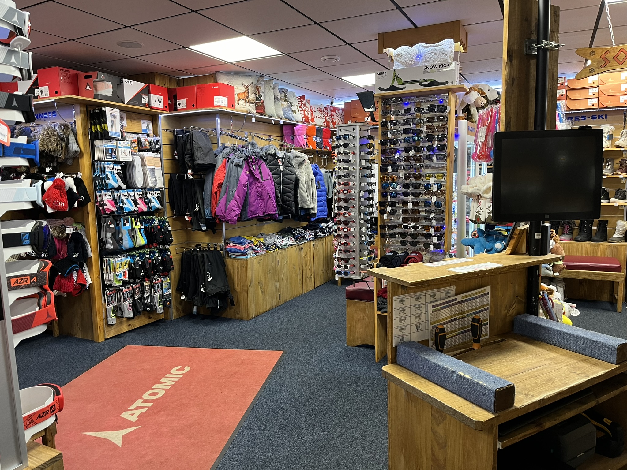 Vends magasin de location de Skis/Snow
accessoires, textiles et souvenirs.

Sur le coté du magasin vous disposez d'une partie
snack/bar avec Licence IV (fort apport de clientèle)

Magasin situé en centre station sur la place
à 10 mètres du télésiège principal dans une petite station familiale

Parking gratuit aux abords 

Magasin créé il y a 5 ans, tout le matériel 
est donc très récent ainsi que les racks, les chauffants et les machines.
Le park comprend :
Skis/Snow : 400
Boots/Chaussures : 400

Très bon CA en évolution, très bon rendement, très bonne clientèle fidèle.

Possibilité de location appartement juste au dessus du magasin
à l'année ou option d'achat.

Pour toutes informations complémentaires n'hésitez pas à m'envoyer un 
message avec vos coordonnées ainsi que téléphone fixe ou portable.

Je ne réponds pas aux messages sans coordonnées, 
ni au démarcheurs professionnels.