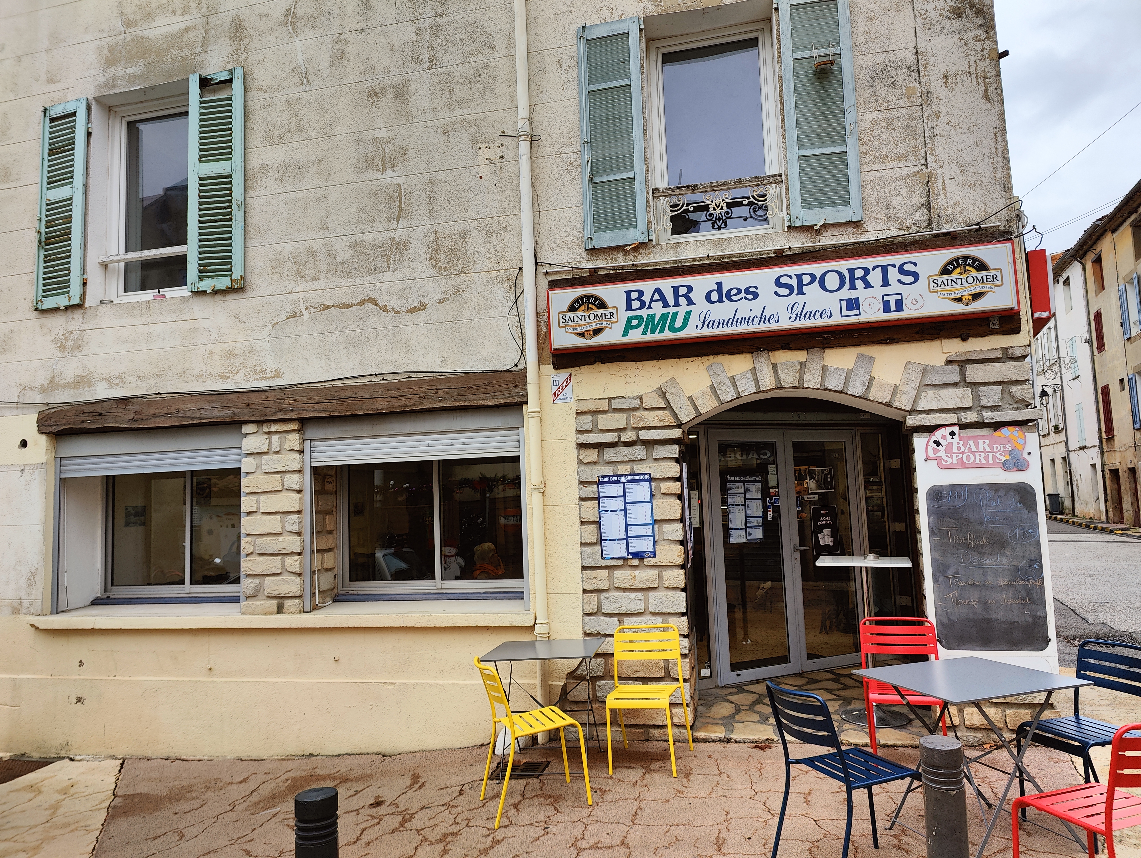 Fond de commerce de bar à vendre, cause décès.
Licence 3.

Petit bar de village situé à la Roquebrussanne (83) avec une clientèle fidèle, bien placé au centre du village. Gros potentiel à développer si motivé (plat du jour, soirs, weekends, soirées à thèmes...).
30 places assises, petite cuisine, avec 1 terrasse en face du bar.

CA: 75 000€
Prix: 38 000€ (possibilité de négocier, dans la limite du raisonnable)