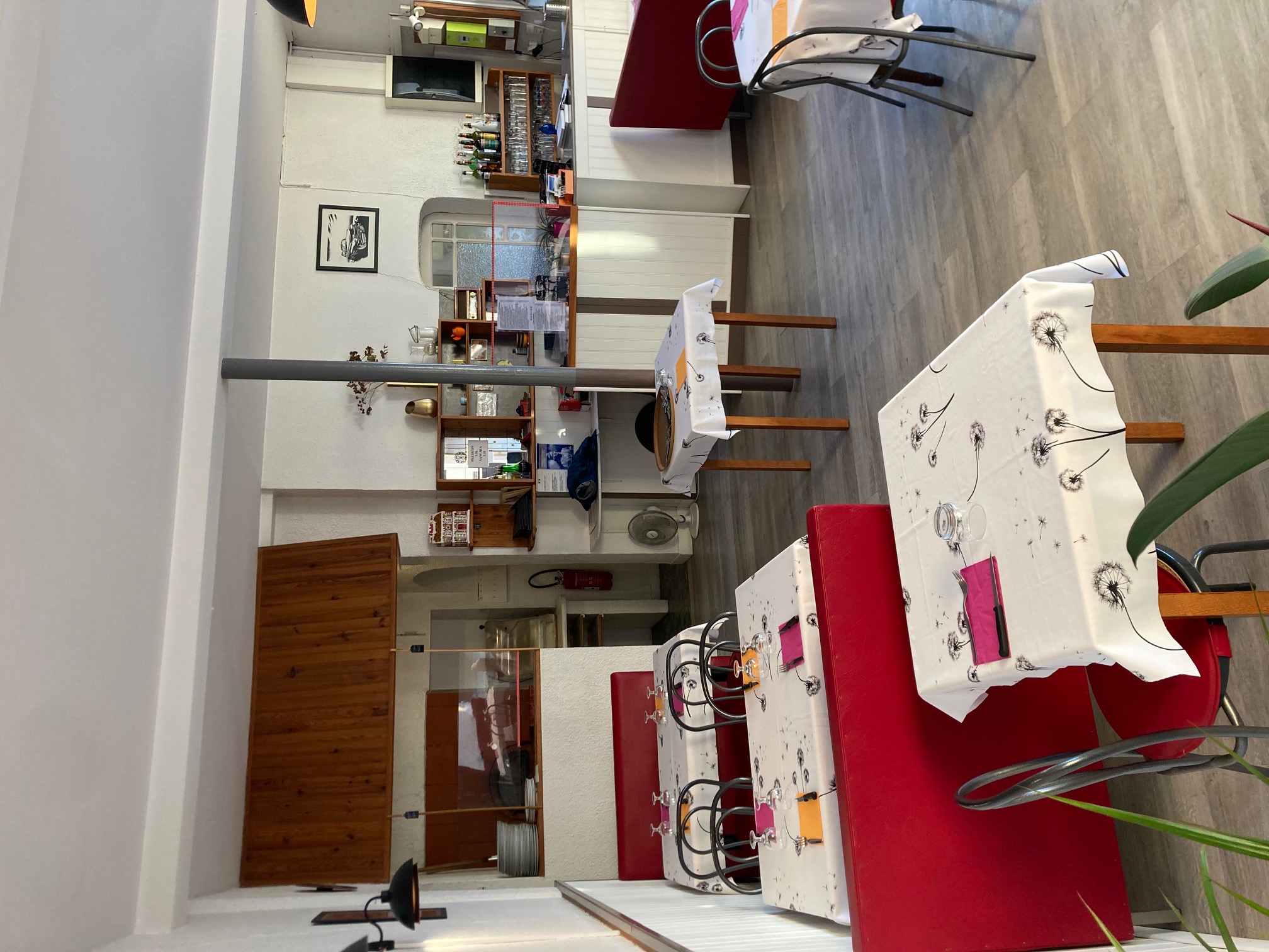 A céder cause départ en retraite PIZZERIA SUR PLACE ET A EMPORTER
Existant depuis plus de 30 ans, avec fort potentiel de développement sur une commune landaise au cœur de la Chalosse (4800 habitants).
L’outil de travail est très bien entretenu : four à pizza au feu de bois neuf, électricité refaite, local aux normes PMR permettant d’accueillir une clientèle variée.
Idéalement implantée à l’entrée du centre-ville, avec parking attenant, cette affaire familiale devrait séduire un couple ambitieux et travailleur.
Les deux salles respectivement de 35 et 25 couverts pourront être exploitées en vue d’un développement du chiffre d'affaires. 
La surface totale du local est de 220m² (2 salles, cuisine, chambre froide, patio, buanderie, réserve, abri pour le bois, espace de rangement).
CA 2024 : 149 000€
Effectif 2024 : 2 personnes

MONTANTS A NEGOCIER
Loyer : 800€/mois 
Prix de vente du fonds de commerce : 75.000€
Possibilité d'achat des murs (rdc + 1 étage)