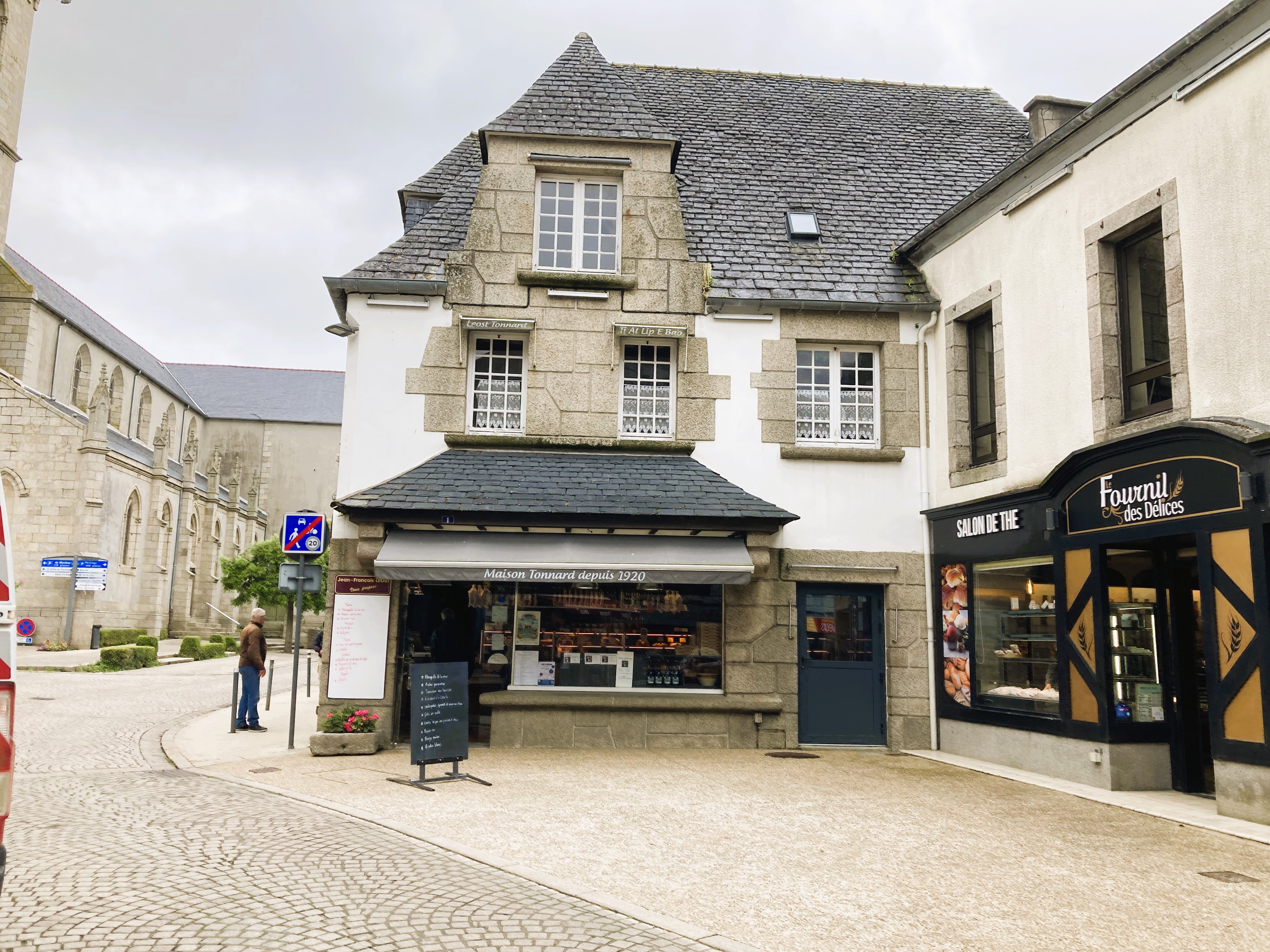 Au cœur d'une station balnéaire du nord Finistère
À vendre ce fonds de commerce boucherie - charcuterie - traiteur depuis 4 générations. Une clientèle historique qui ne demande qu'à être développée. 
Possibilité d'être accompagné au lancement pour une passation en douceur.
Une belle surface commerciale et des équipements de qualité vous permettront de commencer sans investissement complémentaire. 
Les murs et l'appartement de l'étage peuvent aussi être cédés. 
Reprendre ce commerce historique au cœur de la ville de Plouescat est une réelle opportunité.
N'hésitez pas à prendre contact pour toute demande d'information.