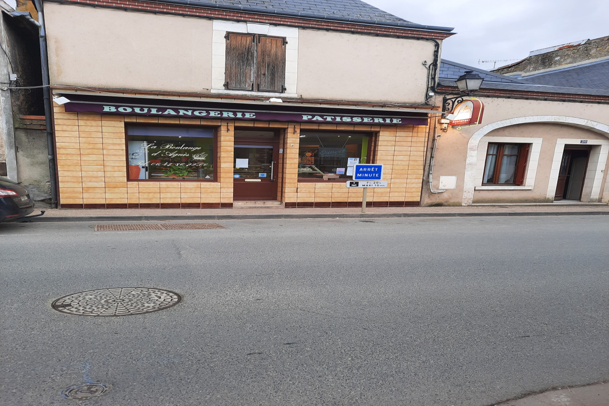 vend boulangerie pâtisserie  bien situe à 2 heures de PARIS sortir autoroute , village étape très accueillant  tout commerce , maison médical, clientèle fidèle