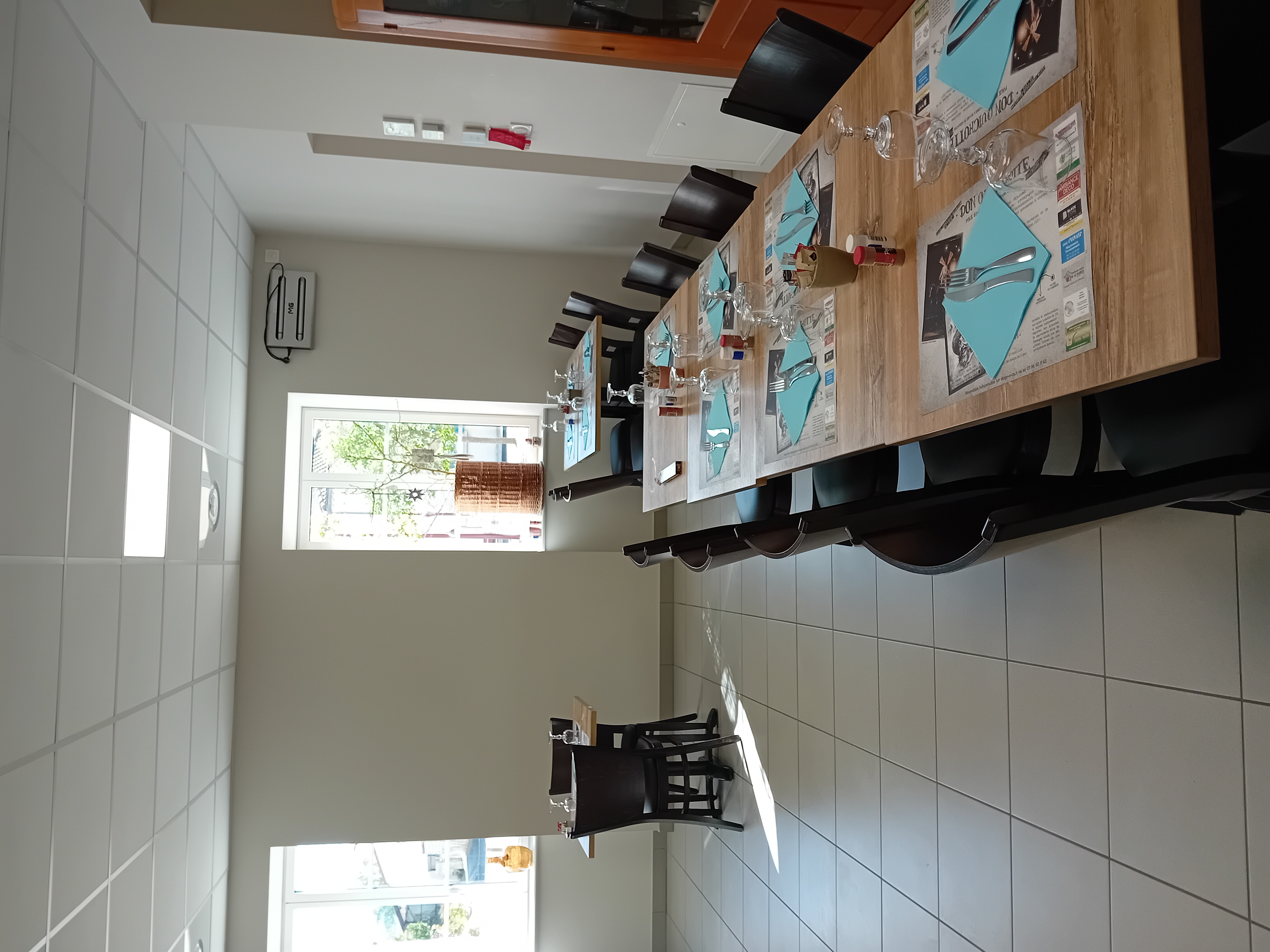La Commune de Cohade, environ 950 habitants, est située à 5 km de Brioude, et à proximité de la 2x2 voies Issoire-Clermont-Ferrand, recherche des nouveaux gérants pour son restaurant café-service. La Commune est propriétaire des murs, du fonds de commerce 187 m2, et de la licence IV. Ce commerce ouvert en juin 2024 est entièrement équipé de matériels neufs (2024) entretenus et garantis (cuisine, mobilier, climatisation, bar, terrasse…) il possède 2 salles de restaurant pouvant accueillir 70 couverts ainsi qu’une terrasse d’une vingtaine de couverts. Places de parking devant le restaurant, terrain de boules, accès PMR, cadre très agréable.
Les gérants actuels ont constitué une clientèle pérenne en proposant des menus ouvriers à des prix raisonnables, vente de pain et journaux.
Les locaux seront disponibles pour une prochaine ouverture au 1er janvier 2026. Pour débuter en toute sérénité, Il sera proposé aux futurs gérants un bail précaire de 18 mois.
Une caution d’un montant de 5 000.00 € sera demandée à la signature du bail.
2 logements (un F3 et un F4) se situent au-dessus du commerce.
L’appartement F4 est réservé aux futurs gérants.
•	Loyer du commerce : 600 € TTC + 180 € TTC de charges (chauffage*) soit 780.00 € TTC mensuel
•	Loyer du logement F4 : 380 € + 100 € de charges (chauffage*) soit 480 € mensuel
*Chaudière à granulés de bois gérée par la commune avec compteurs caloriques distincts. Le système fournit les chauffages du commerce, du F4 et de l’eau chaude.
 
DPE : 19/04/2024 Classe énergétique C

Premier contact et informations : M Le Maire, Philippe FAIDIT 
T. : 06.73.03.75.66  –  Mairie : 04.71.50.15.32

e.mail : cohade.mairie@orange.fr (objet : SOS VILLAGES)