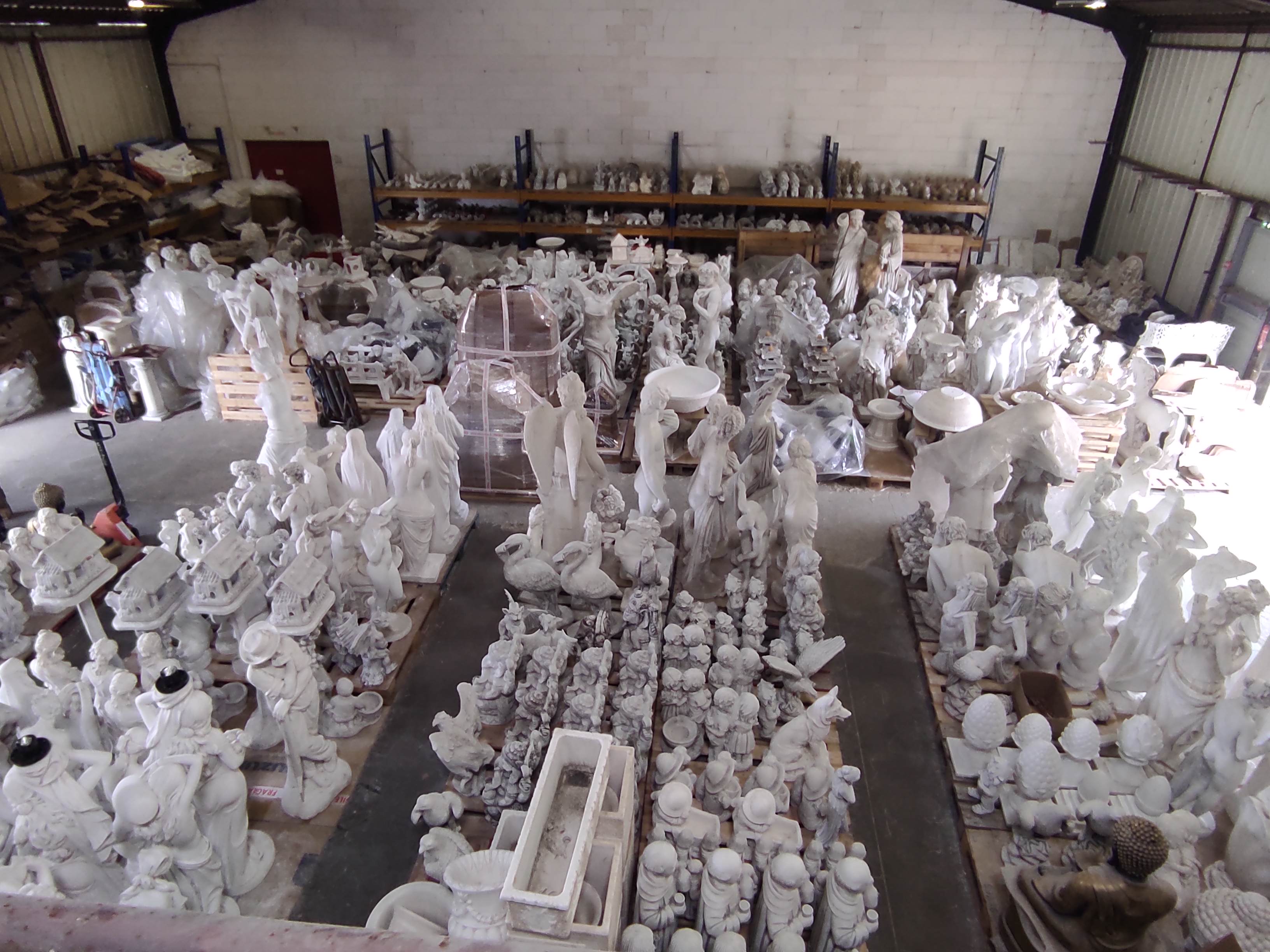 L’entreprise le bon vivre 18 a été créé en 2008. Elle propose un site en ligne de vente de décoration de jardin, statues, vases, fontaines et autres, en pierre reconstituée .
Le bon vivre 18 est avant tout un site de vente en ligne mais l’entrepôt de stockage se situe au 11 route de Bourges aux Aix d’Angillon  pour une capacité de stockage de 400 m2.
La clientèle est composée en grande partie de particuliers et aussi de collectivités
L’entreprise travaille en France ,mais exporte également à l’étranger.
La clientèle des professionnels est un axe de développement intéressant pour un futur repreneur.
Le site « lebonvivre.fr » est opérationnel et représentatif de l’offre proposée.
l'entreprise compte un ouvrier expérimenté et qualifié qui prépare les commandes pour l'expédition  chez les clients.