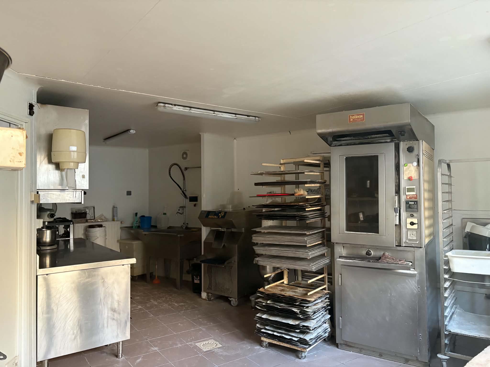 Boulangerie de village dynamique. Ayant de nombreux dépôts dans les villages aux alentours avec une clientèle fidèle ( environ 1500 personnes).

Passation peut se faire très rapidement car nous sommes encore en activité.

Maison attenante libre à la vente.