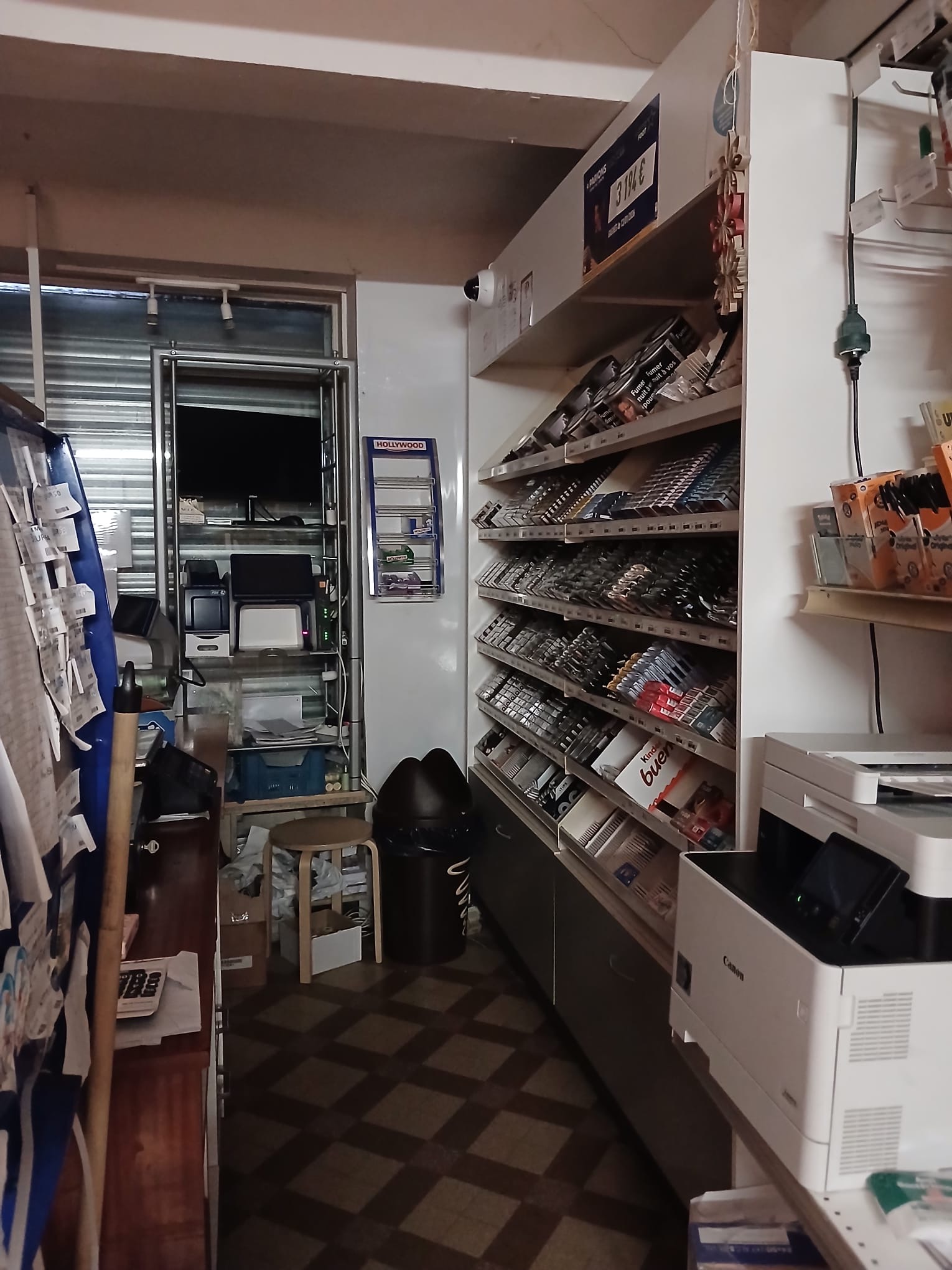 À saisir Fond de commerce 
Clientèle assidues, seul tabac au alentours de 20km, village de 550 habitants avec école primaire et maternelle, collège, maison de la santé, pharmacie…

Magasin d’une cinquantaine d’années.

Presse, alimentation, tabac, fdj. 

Fond de commerce idéal pour un couple ou petite famille. 
Possibilité logement de fonction compris dans la location des murs.