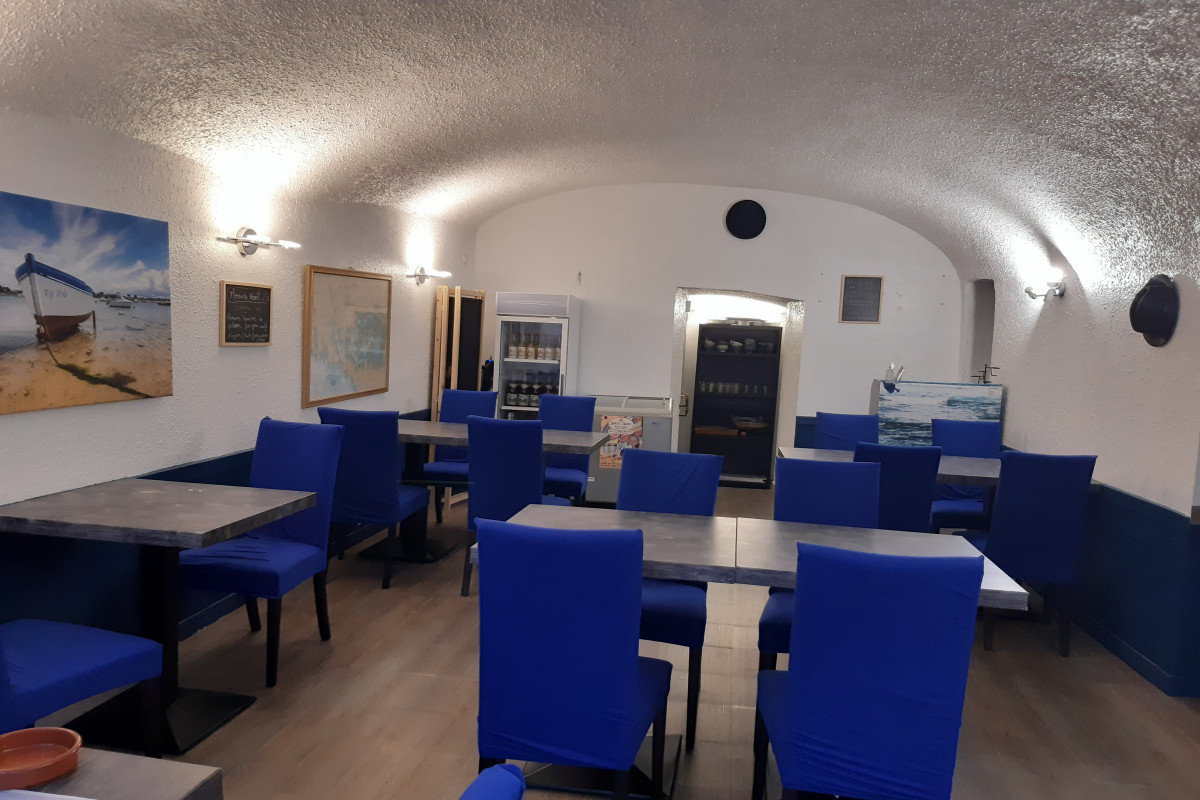 C?ur de l'Auvergne, sous Préfecture du Puy de Dôme de + 15000 habitants. Ville animée. 
Restaurant/actuellement 
en  crêperie sur une place au calme en hyper centre avec une salle de 25 couverts, une cuisine et un bar équipés avec électroménagers récents,
1 réserve, 2 cabanons de stockages. 
Possibilité de terrasse 50 couverts. 
Loyer mensuel 650 ? + 50 ? de charges.