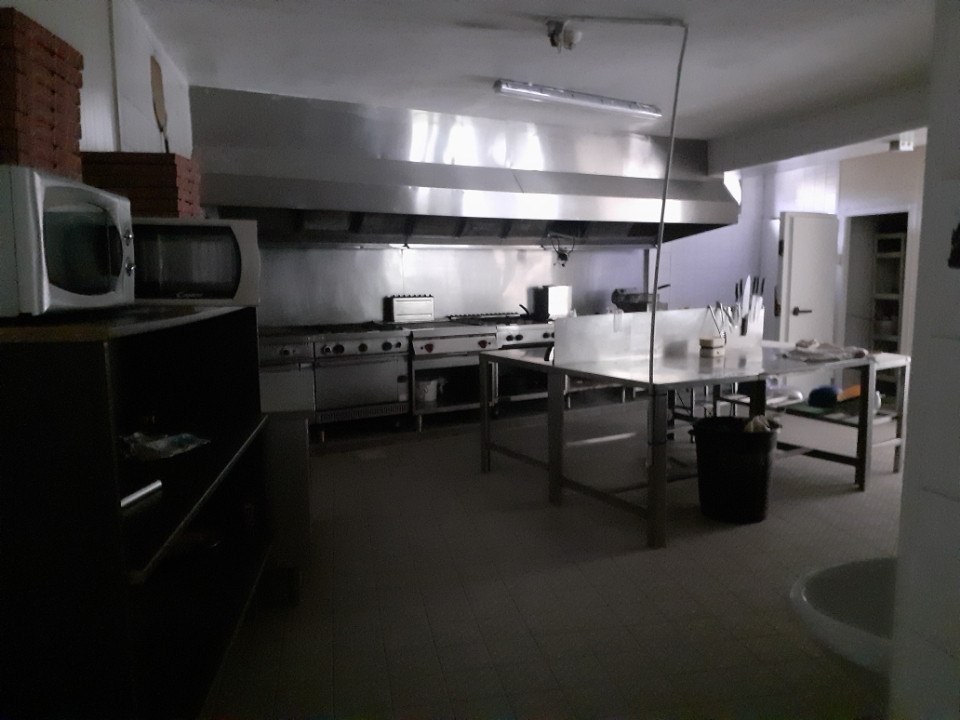 vente hotel restaurant procha Sarlat, centre du village
3 salles dont 1 pour groupe
 10 chambres doubles à familiales
grande terrasse ombragée
grand Parking
vente cause retraite
Pas de contrats a reprendre
possibilité d'exploiter en location chambres d'hôtes
autres photos et criteres finaciers sur demande