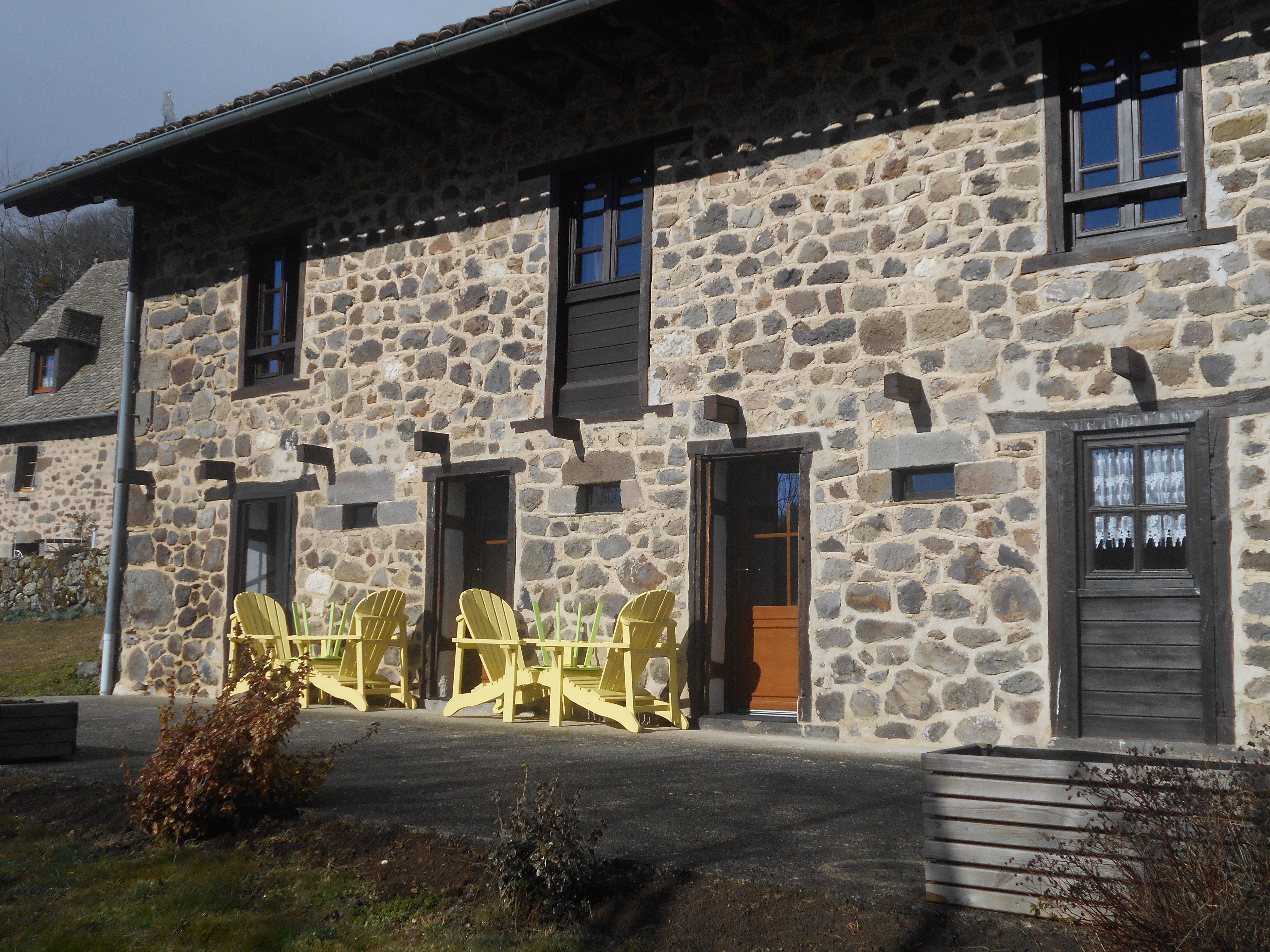 Chambres d hôtes dans jolie propriété, comprenant 5 chambres en activité, au calme avec cadre champêtre au bord de la rivière .Posé sur plus de 5000 m2 sans vis à vis  dans un hameau proche de la ville de Aurillac .Exposition plein sud  avec terrasse surplombant les lieux .L ' ensemble  se compose de 7 chambres toutes équipées de salle d' eau, une grande cuisine, salon salle a manger de 50 m2, grange servant de cuisine d ' été. Pour plus d' info rendez vous sur :  louferradou.com