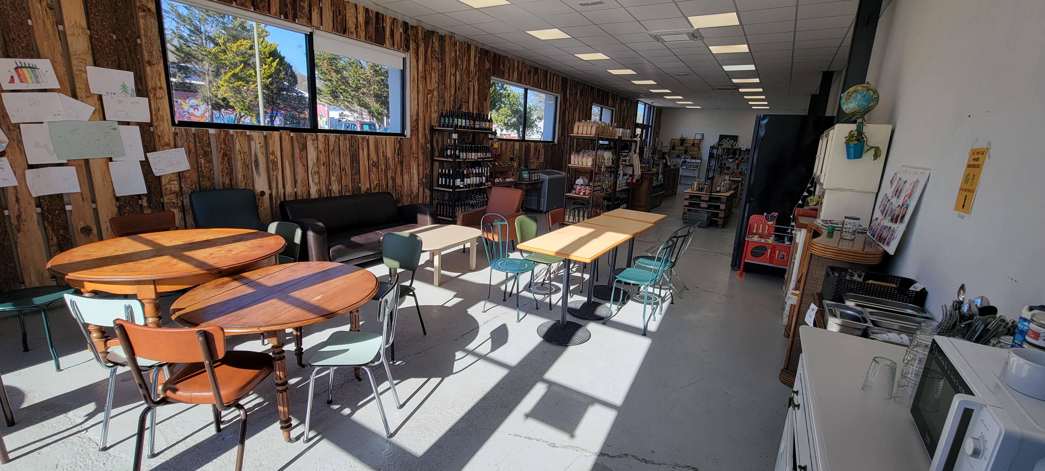 Située au coeur d'un tiers-lieu écoresponsable à proximité de Tarbes,  l’épicerie « Chez Aurore » est un commerce de proximité reconnu pour sa convivialité, ses produits de qualité et sa clientèle fidèle. Le magasin est implanté au sein du tiers-lieu Le Lien, bénéficiant ainsi d’un flux régulier de visiteurs, de résidents et de clients (professionnels et particuliers) attirés par les nombreuses activités et services proposés sur place.

Aujourd'hui, le magasin est à la fois une boutique de produits locaux, offrant un rayon vrac, un rayon bio, mais aussi un lieu de vie, avec son espace café et restauration où des ateliers divers peuvent être organisés.

Cet emplacement stratégique apporte une visibilité idéale et un potentiel de développement important pour un repreneur souhaitant poursuivre l’activité ou développer un nouveau concept.

➡️ Caractéristiques du commerce :
Local de 134 m² (dont 24m² de réserve), agréable et bien agencé, terrasse ensoleillée avec vue sur les Pyrénées.
Emplacement privilégié dans le tiers-lieu Le Lien
Clientèle régulière, fidélisée et diversifiée
Possibilité d’élargir la gamme de produits ou d’ajouter de nouveaux services
Réputation solide et forte notoriété
Flux naturel de clients lié au tiers-lieu
Parking attenant 
Partenariats noués avec des entreprises, clubs sportifs, comités d'entreprise
Site internet marchand récent (mise en ligne en septembre 2025)
Commerce clé en main, prêt à fonctionner immédiatement
Idéal pour un projet entrepreneurial local
Pas de salarié à reprendre

Références :
Référencé Petit futé 2025 et 2026, 
Labellisé HapySaveurs et Commerçant zéro déchet
Elu meilleur commerce indépendant d'Occitanie 2023
Trophées du commerce 2025 attribué par la CCI Occitanie

Prix : 60000€