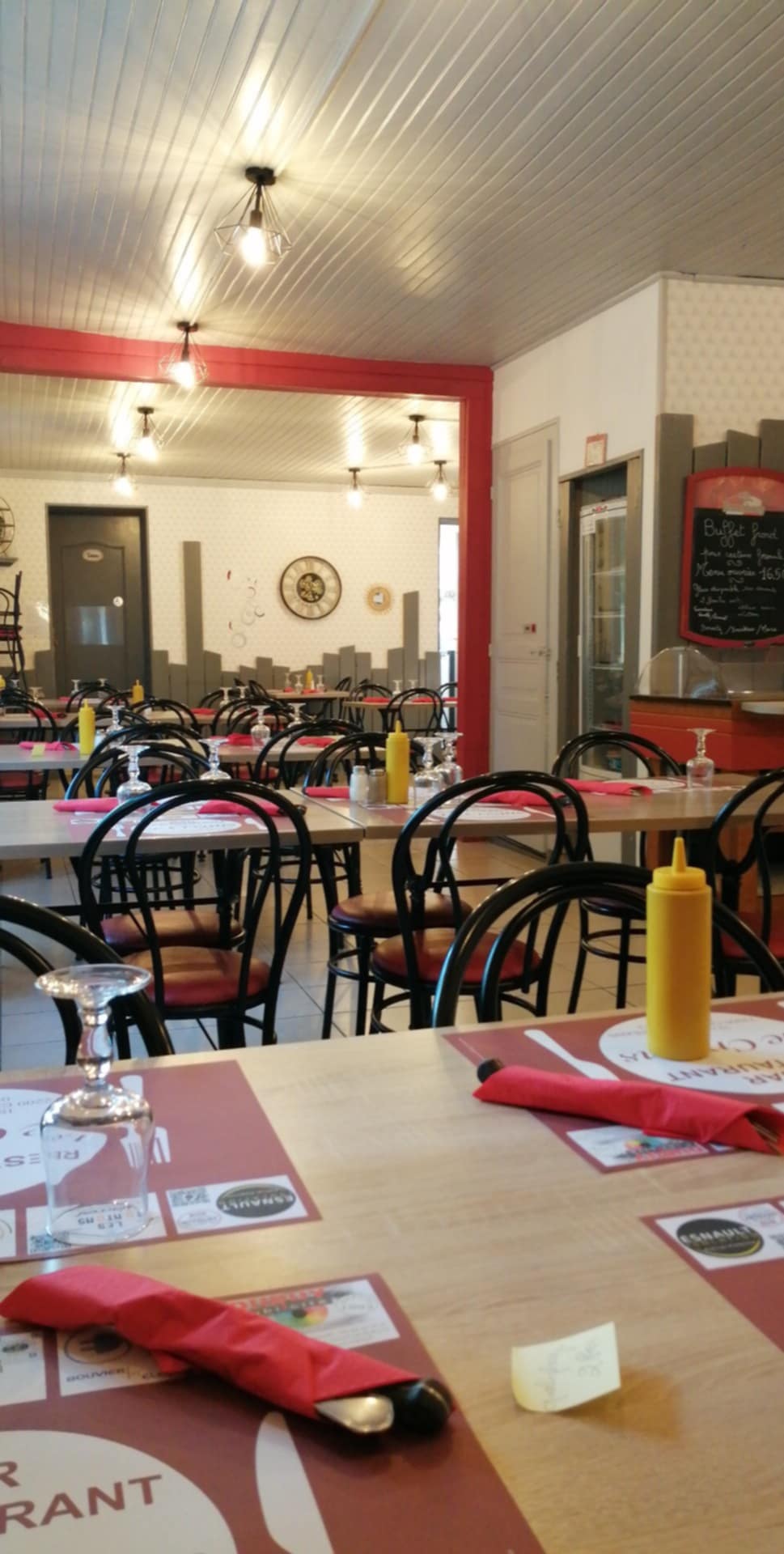 Dans un village de 1260 habt ,sur un axe Le Mans, Angers, à 6 km d'une ville de 15000 habt très passager.
Grands parking devant établissement gratuit.
Tenu par un couple depuis 8 ans, une serveuse à mi temps depuis mai 2025.
Pour nous les trimestres d'un travail d'une vies sont complets.
Le bar restaurant est ouvert que le midi, du lundi au vendredi, pas de prestation extérieure.
Au menu ouvrier et familiale, service buffet d'entrée, le talent culinaire des plats mijoté seront appréciés.
Salle de 60 places assises, dont une pour groupe sur réservation de 16 à 23 pers. Totalité de la surface de l'établissement 120 m2.
Une terrasse paysagé de 12 couverts.
Travail avec carnet de clientèle à la fiche pour les ouvriers.
Congés annuel 2 semaines en août,2 semaines aux fêtes et tous les fériés.
La cuisine à été refaite à neuf en 2019 ainsi que tout le matériels, four 7 niveaux, plancha gaz, friteuses électrique, fourneau 4 gaz plus plaques milieu et four gaz, installation électriques et gaz de ville tout est en inox.
Ce restaurant dispose d'une grande chambre positive "évaporateur neuf en avril 2025" une tour 2 portes et trois vitrines positives ainsi que 2 grand buffets pour le buffet d'entrée acheté en 2019 .
ballon eau chaude pour plonge séparé de la cuisine changer en 2024.
chaudière gaz pour le chauffage restaurant et eau chaude cuisine changer en 2023.
cave en dessous du restaurant.
Au dessus un logement 2 belles chambres ,un bureau ,une pièces avec kitchenette ,une salle de bain avec wc(tous repeint en 2025).bail commerciale de 3,6,9 ans, loyer avec logement 950€ mensuel.
chiffre d'affaires stable de 2023,2024,2025. 
bilan comptable à disposition.
pas de contrat à reprendre sur aucun matériel.
