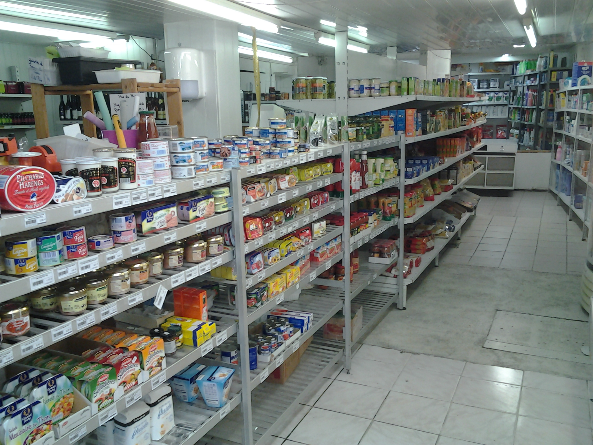 Vendons 2 épiceries ,de village non franchisées distantes de 8km dans le nord Vaucluse (Enclave des Papes )que mon épouse et moi tenons depuis plus de  12 ans puisque l'heure de la retraite a sonnée. Commerces multi services (FDJ,Traiteur , Poste, relais colis ) avec une clientèle régulière