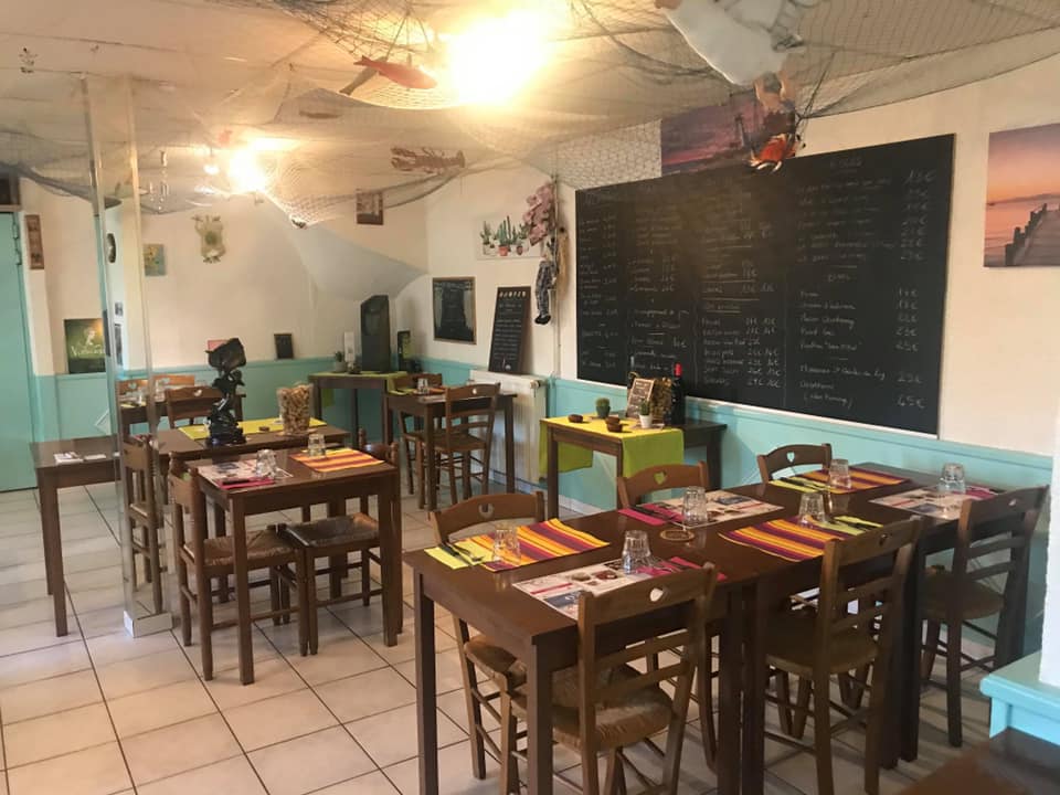 Bel opportunité pour restaurateurs dans un cadre verdoyant et proche de la Loire. capacité 60 couverts intérieur et 60 couverts extérieur. 
L'exploitation peut être gérée par un couple avec l'aide d'extras certains jours de la semaine.
Affaire saine et rentable avec un bon potentiel de développement.
Une belle opportunité pour s'installer dans un cadre agréable tout en exploitant un restaurant prospère.
Tout proche d'un jeu de pétanque, sur un parcours de marche, vélo, également proche d'un centre de canoé kayak.
Pas de personnel à reprendre, l'équipement est complet, aux normes avec un accès PMR, le stationnement est à proximité immédiat.
Possibilité de logement sur place.
Nous souhaitons vendre pour un départ en retraite bien mérité.