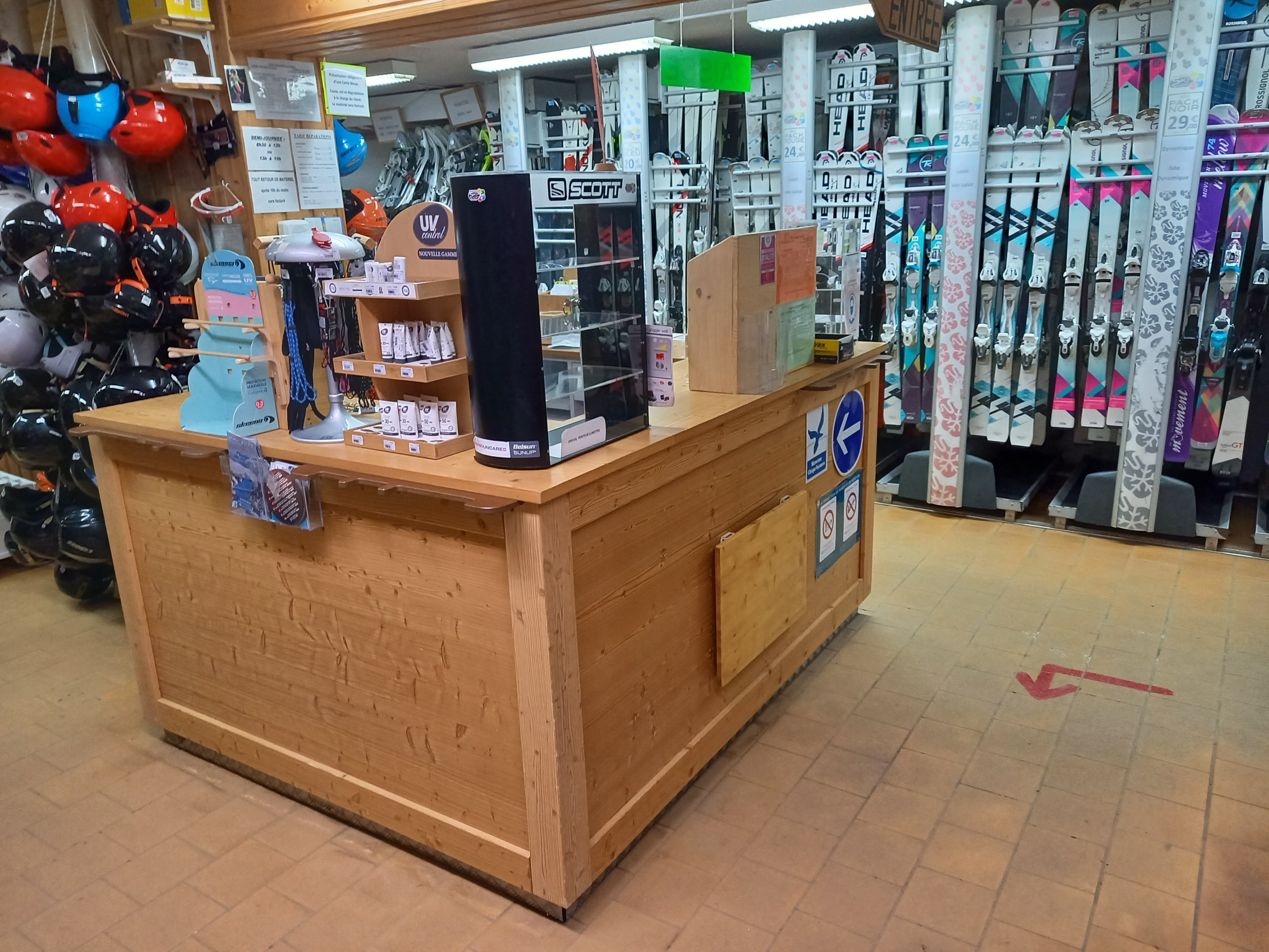 Nous recherchons un repreneur pour notre Fonds de commerce de location de matériel de ski et vente articles de sports d'hiver, situé au cœur d'une station dynamique des Pyrénées Atlantiques (64).

Premier magasin à l'arrivée dans la station, il est situé au pied des pistes et existe depuis 48 ans.

Magasin de 140 m2 sous Enseigne Nationale. Agencement fonctionnel et récent.

Le fonds comprend un gros parc de location en parfait état (skis, chaussures, bâtons, snowboards…). Il dispose d'un atelier fermé pour l'entretien des skis et snowboards comprenant les machines et outils indispensables (surmouleuse, ponceuse, farteuse, etc). Matériel informatique en caisse, logiciel SKILOU.

Matériel révisé et prêt à fonctionner.

Il bénéficie d'une clientèle fidélisée.

Magasin ouvert sur la saison d'hiver.
Possibilité de développement en ouvrant l'été.

Surface commerciale : 140 m²

Points fort :
- Emplacement au pied des pistes, front de neige.
- Premier magasin à l'arrivée dans la station.
- Emplacement près des caisses de remontées mécaniques.
- Enseigne nationale présente sur tous les réseaux sociaux.

POSSIBILITE ACHAT DES MURS

Pour tout renseignement : 06 75 03 99 43