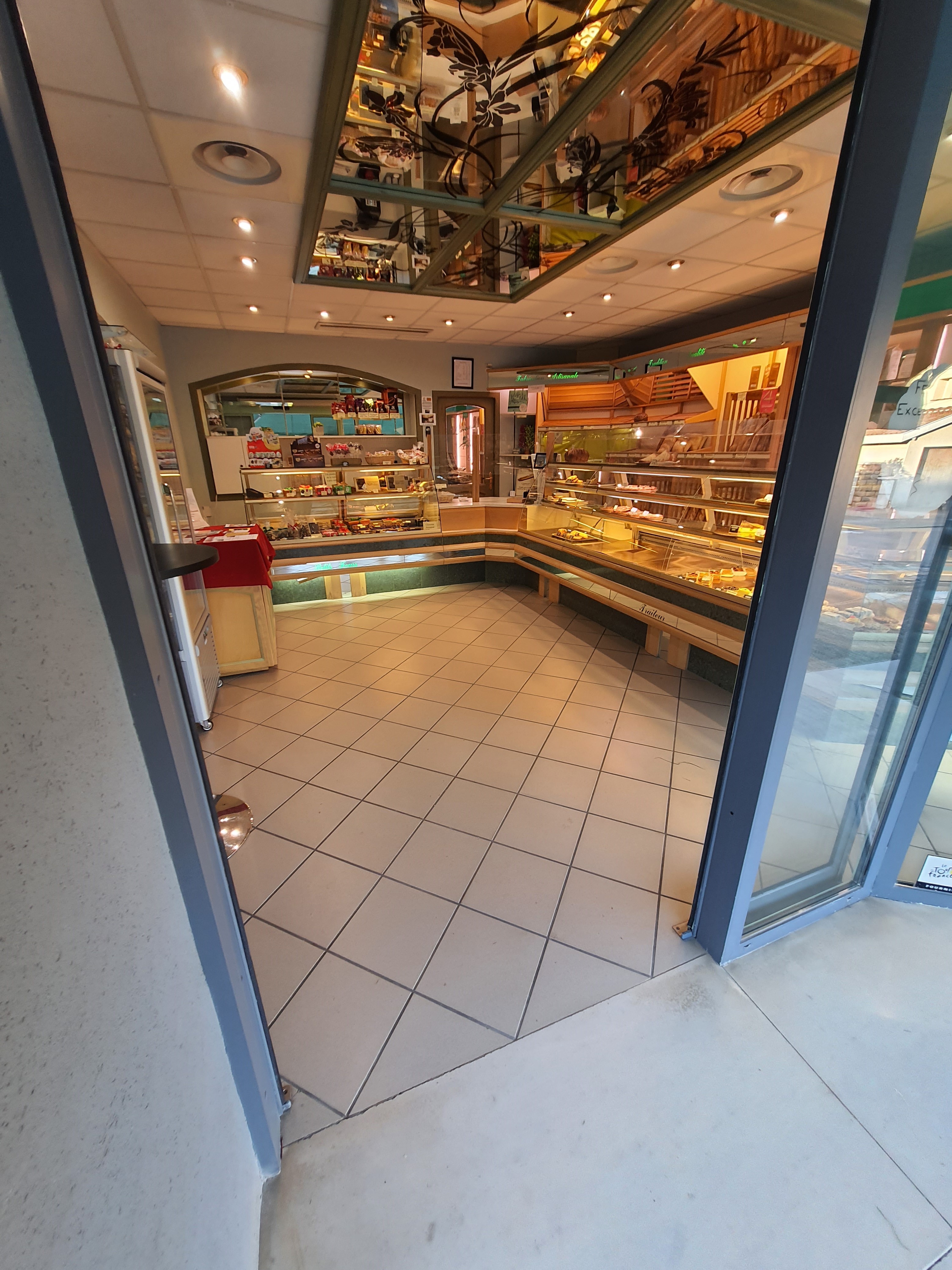 Située au cœur d’un village dynamique de l’ Ain ; à quelques kilomètres au nord de Bourg-en-Bresse, cette boulangerie pâtisserie vous séduira par son espace de fabrication important d’environ 150m². 
La surface de vente y est agréable avec ses 30 m²
Place de parking devant le commerce et accessibilité aux personnes à mobilité réduite.

Matériel récent et entretenu.

CA entre 250000 € et 400000 €

Fermé le dimanche après-midi et le Lundi 
6 semaines de congés annuels.

Un logement spacieux d’environ 150m² (6 pièces) et
refait à neuf  y est associé.

Loyer annuel ~ 28000 €

Le prix vous sera communiqué lors d une prise de contact .