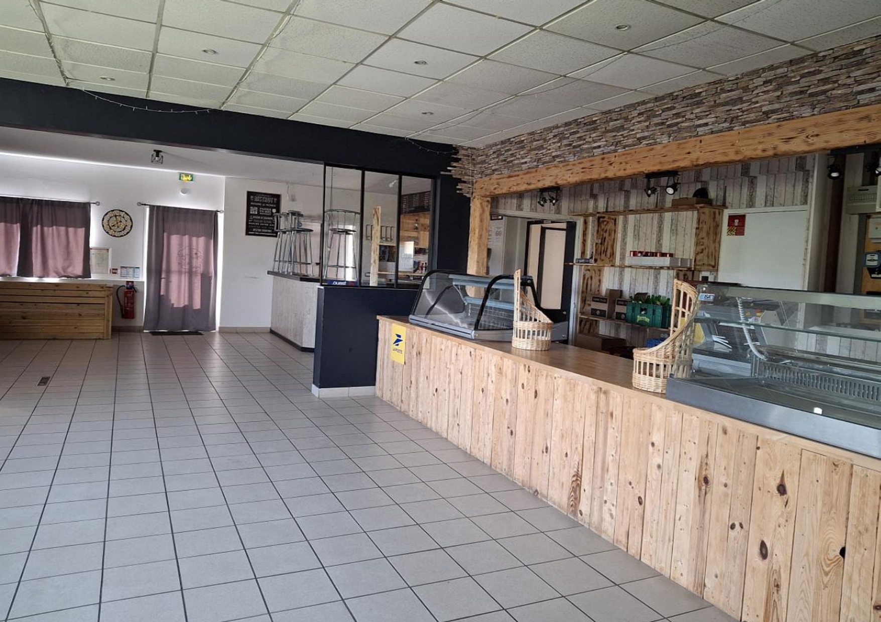 Appel à repreneur - Ouverture d'un café multiservice - commune de Congrier, Mayenne (53)

La commune :
Congrier est une commune de presque 1000 habitants située dans le Sud-Mayenne. Elle se trouve au carrefour de quatre départements (la Mayenne, le Maine et Loire, la LoireAtlantique et l’Ille et Vilaine) et est stratégiquement située à 45mn de Laval, 1h d’Angers, 1h de Rennes et 1h30 de Nantes. C’est un village dynamique qui concilie les bienfaits de la campagne et une vie active riche grâce à une dizaine d’entreprises implantées sur son territoire.
Il y a une véritable demande de la part des habitants de Congrier de maintenir le café multiservice ouvert, tant pour une offre de restauration le midi à destination des habitants, artisans et salariés des alentours, que pour assurer le maintien des services proposés : produits boulangerie, épicerie, point poste relais et service colis. De plus, les soirées à thème organisées par le café rassemblent familles et amis, qui se réjouissent de ces moments de convivialité.

Activités déployées : restauration du quotidien, bar, terminal de cuisson pain, Poste, relais colis, corner épicerie.

Le local :
• Entièrement équipé (liste du matériel et des équipements consultables sur demande)
• Superficie : 120m2
• Logement à disposition
• Restauration : salle, bar, chambre froide, cuisine, légumerie
• Logement : 4 chambres, toilettes, salle de bain
• Stationnement à proximité

Contrat proposé : contrat vente matériel et équipements (11K€ HT) et contrat cession droit
au bail commercial 3-6-9 signé en février 2020, intégrant une mise à disposition de Licence
IV communale (8k€).

Aspects financiers :
• Apport financier pour stock produits et trésorerie initiale à prévoir : 7 à 10K€.
• Montant du loyer local commercial et logement: 450€.

Profil de gérant recherché :
• Vous possédez des vraies qualités de commerçant et une vive volonté d’entreprendre.
• Vous souhaitez vous engager en faveur de la ruralité et en comprenez les enjeux.
• Vous justifiez d’une expérience significative dans le secteur de la restauration ou du
commerce et maitrisez les techniques culinaires essentielles, ainsi que les normes
d’hygiène et de sécurité.
• Vous avez des bases solides en gestion et faites preuve de rigueur et d’organisation.