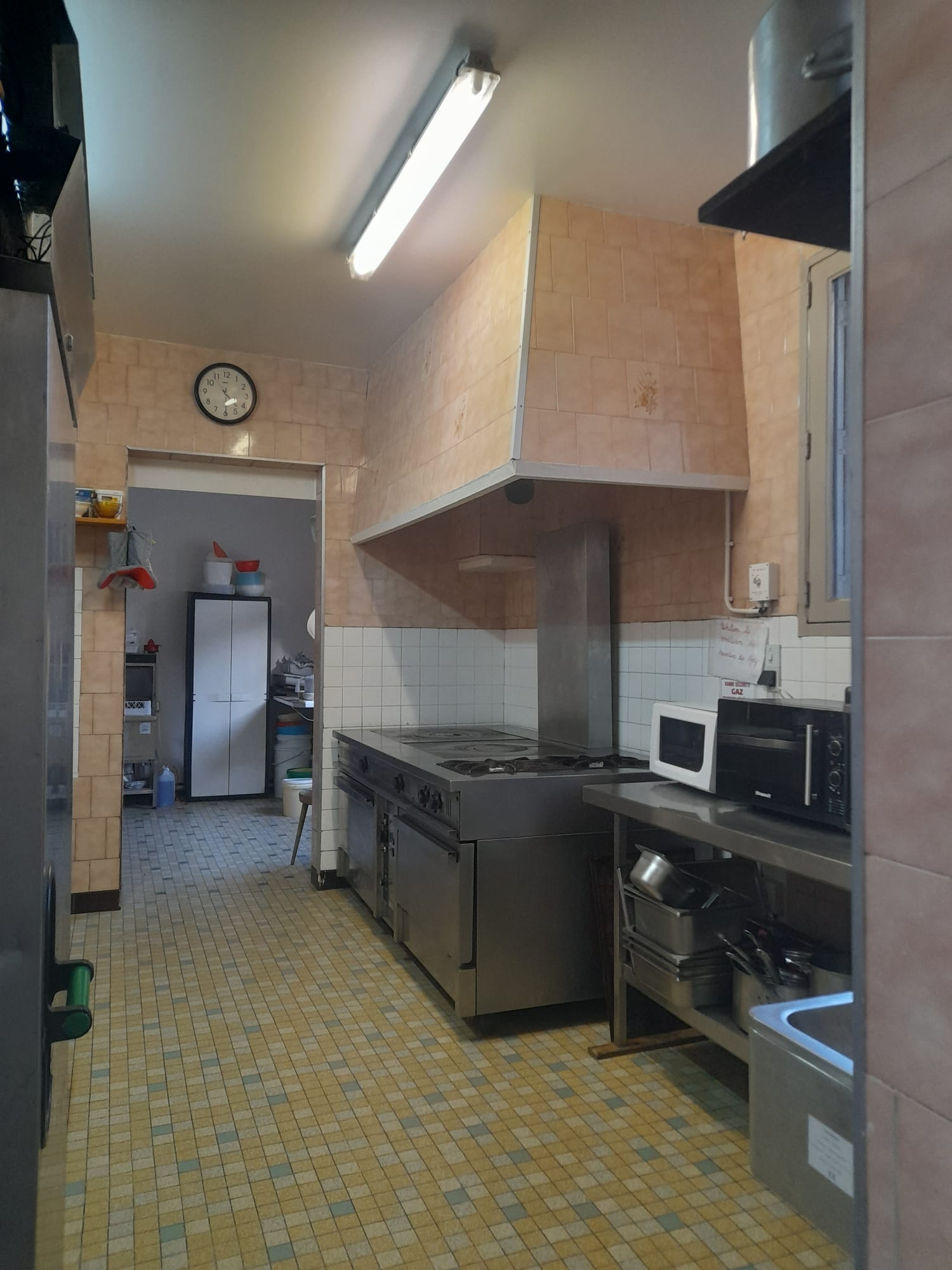 Opportunité rare – Hôtel / Bar / Restaurant au cœur du Val de Loire

Offrez-vous un véritable projet de vie dans un cadre bucolique et touristique prisé. Niché dans un village verdoyant du Val de Loire, dans la région chère à George Sand, cet établissement bénéficie d’un emplacement stratégique, à proximité immédiate du ZooParc de Beauval, du Château de Talleyrand et situé sur l'axe touristique majeur des châteaux de la Loire.

Un outil de travail clé en main + un fort potentiel de développement

D’une surface d’environ 393 m², cet ensemble complet et fonctionnel permet une exploitation immédiate, tout en offrant de nombreuses possibilités d’évolution.

Rez-de-chaussée :
Espace bar/café convivial avec coin salon
Salle de restaurant lumineuse (60 couverts assis / jusqu’à 150 en évènementiel)
Cuisine professionnelle équipée
Lingerie, réserve, 2 WC
Logement privé avec 3 chambres et 1 WC, offrant un confort de vie immédiat aux exploitants
Cour intérieure


À l’étage :
5 chambres prêtes à l’exploitation
Salle d’eau et WC

Un potentiel exceptionnel à exploiter :
Combles aménageables permettant la création d’environ 8 chambres supplémentaires → idéal pour développer une activité hôtelière ou touristique
2 caves + 2 garages

Des atouts techniques rassurants :
Tout-à-l’égout
Chauffage au fioul (2 chaudières)
Conformité aux normes de sécurité (incendie, gaz, électricité)

Pourquoi ce bien est une vraie opportunité ?
Emplacement touristique recherché
Établissement déjà en activité → reprise facilitée
Fort potentiel de chiffre d’affaires après développement
Idéal pour un couple ou un investisseur souhaitant allier cadre de vie et activité professionnelle

Prix attractif (murs + fonds) : 198 500 €