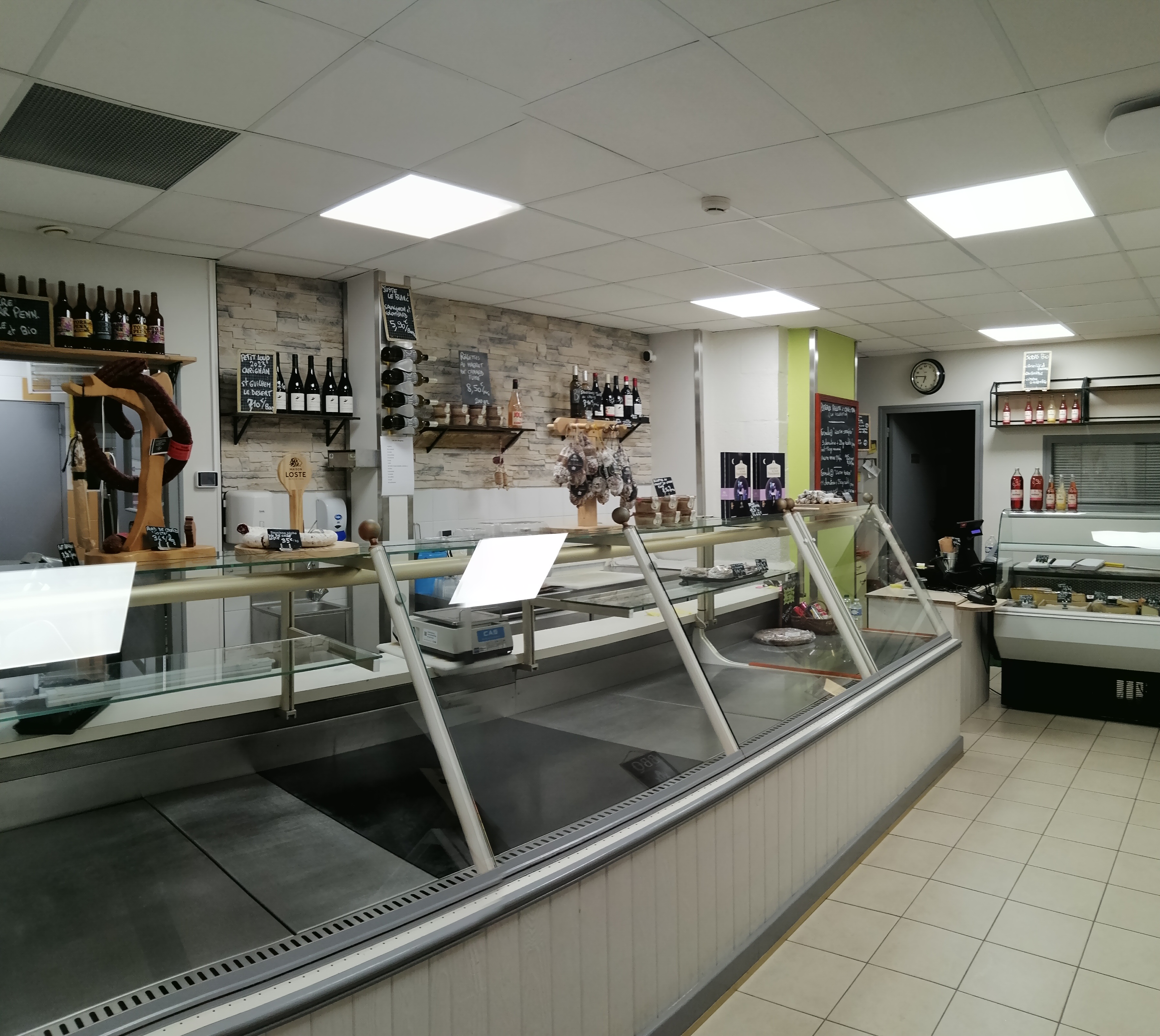 À vendre fonds de commerce boucherie-charcuterie-traiteur dans une commune dynamique élue Petite Cité de Caractère. 

Affaire tenue par un couple co-gerant sans salarié.

Suite à un problème de santé, depuis 2 ans, la boutique est ouverte uniquement les matins de 8h45 à 13h30 du mardi au samedi.

L'état de santé ne s'améliorant pas, nous recherchons un repreneur.

Malgré les horaires réduits, nous maintenons un chiffre d'affaire de 300000 euros HT. 
Il y a donc un très fort potentiel de développement.

Boutique de 30m2.
Labo très bien équipé, 2 fours professionnels, 1 fourneau, robot coupe, hachoir, batteur, cellule de refroidissement, machine sous vide, poussoir à saucisses, patateuse, plonge,... 
1 chambre froide, et des armoires réfrigérées negatives et positives.