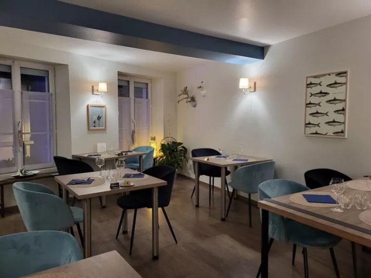 A céder pour départ en retraite

Cette poissonnerie est exploitée avec une activité de restauration sur place ou à emporter. Elle est idéalement située dans un quartier dynamique et commerçant de Jargeau.  En activité depuis plus de 10 ans, elle a su fidéliser une belle clientèle.

La poissonnerie dispose de 50 m2 de surface de vente avec une belle vitrine sur rue piétonne, d’un laboratoire de 45 m2 équipé de : 2 frigos de stockage, 1 table réfrigérée horizontale, 1 Machine à glace neuve 500 Kg/jour, 2 grandes Chambres froides, 1 four vapeur, 1 four à gaz, 1 meuble chauffant. Pas de travaux à prévoir.

A l’étage le restaurant est neuf et dispose de places 25 assises. Il propose une cuisine raffinée de produits de la mer frais et variés. Et bénéficie d’une licence IV Grande Restauration.

La poissonnerie est ouverte 2.5 jours par semaine (du vendredi au dimanche matin), le restaurant propose les services du midi et du soir du vendredi au samedi.

1 cuisinier à reprendre.

CA = 410 K

Bail neuf 3/6/9

Prix 180 000 €