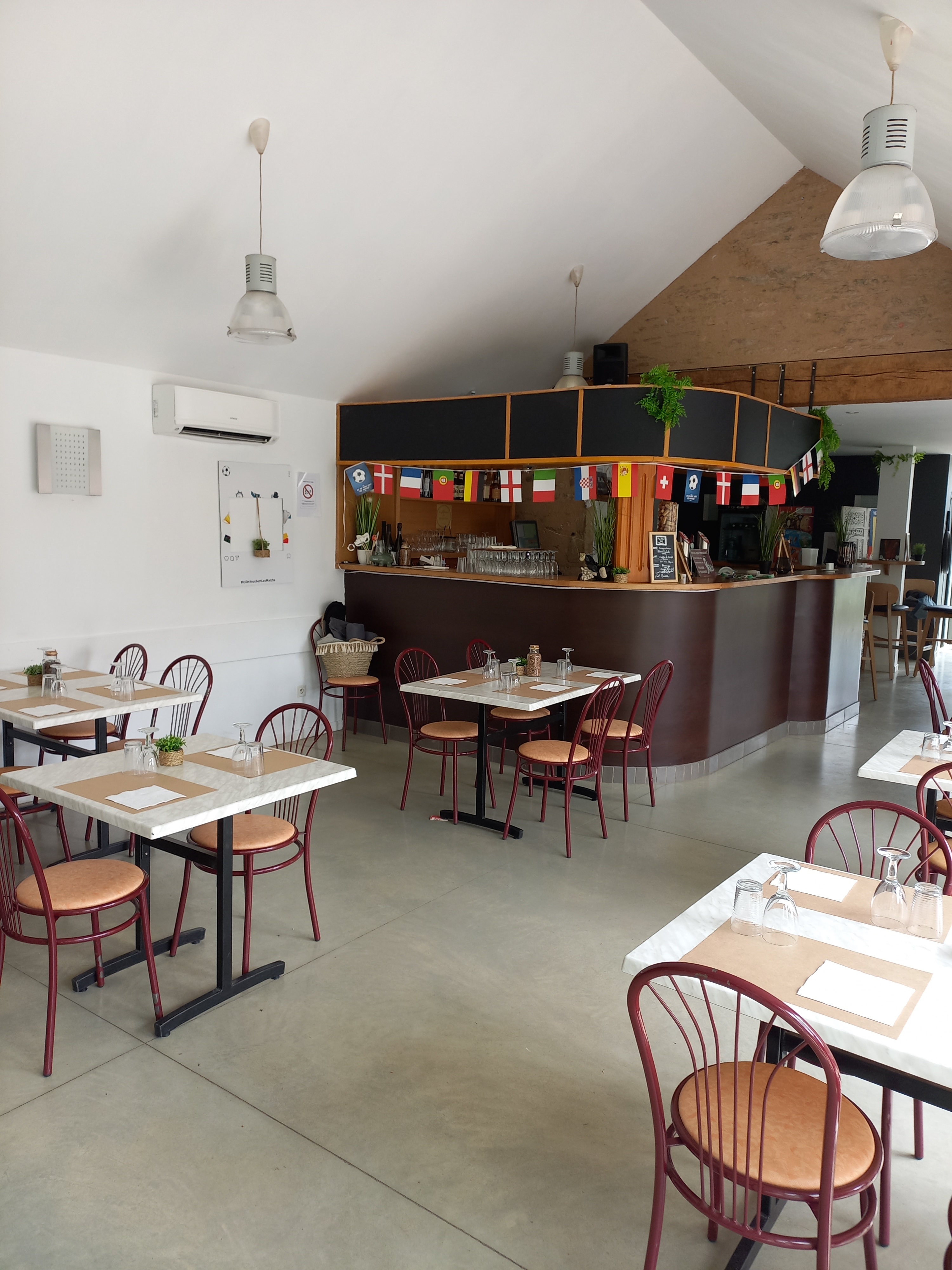 Quins recherche un nouvel exploitant à compter de début août pour son unique bar-restaurant : "Le Quinsois".

Dans notre joli village de 925 habitants au cœur du ségala et aux portes de Rodez et d’Albi, le bar restaurant Le Quinsois, idéalement situé au centre du village, fait partie du paysage commercial de la commune.
La commune dispose d’une crèche et d’une école avec transport scolaire et un collège est accessible en bus.

La municipalité est à la recherche d’un nouveau gérant afin d’assurer la continuité de cet établissement.
Pas de fonds de commerce à reprendre, ni de droit au bail, ni de pas de porte, affaire clé en main exploitable immédiatement.
Le fonds de commerce (matériel complet, licence IV) et le local commercial, le tout appartenant à la mairie, sera mis à disposition moyennant une redevance mensuelle de 380€.
Un dépôt de garantie de 5000 € encaissé sera demandé au moment de l’exécution du contrat de location.
Ce restaurant dispose d’une capacité d’accueil de 70 couverts.
	deux salles de restauration (41 m2 et 38 m2), rénovées en 2025
	Un bar aménagé et équipé
	Une cuisine tout équipée 
	Une terrasse avec le mobilier d’une capacité de 15 couverts
	Une salle communale à disposition
	Parking à proximité

Objectif : Continuer à dynamiser l’attractivité du village pour la clientèle locale, touristique, les randonneurs, VTT …

Nous recherchons des professionnels avec une expérience dans la restauration et la gestion d’entreprise, désireux de vivre à la campagne.

· Organisés, dynamiques et accueillants, avec le sens du contact.
· Bons gestionnaires disposant de compétences en gestion d’un restaurant.
· Formations nécessaires à l’exploitation d’une licence IV

Vous devrez proposer une cuisine de qualité, destinée à une clientèle locale (repas ouvriers, repas festifs et familiaux, cuisine généreuse, voire régionale).
Prévoir un investissement minimum pour le besoin en fonds de roulement et la trésorerie nécessaire au lancement de l’activité 

La visite des locaux par les candidats est obligatoire afin que vous puissiez vous rendre compte de toutes les caractéristiques et contraintes des lieux.
Un logement situé au-dessus du restaurant peut aussi être mis à disposition.
Le rendez-vous est à prendre en mairie au 05 65 69 03 04 ou mairie@quins.fr