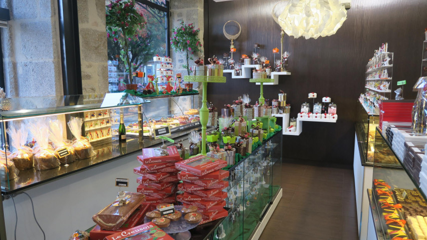 À vendre, pâtisserie-chocolaterie artisanale "Sylvie & Didier Giraud", idéalement située au cœur du centre-ville de Guéret, sur la place du Marché, emplacement de premier ordre avec terrasse extérieure.

Établissement tenu depuis plus de 40 ans, reconnu pour la qualité artisanale de ses produits et sa clientèle fidèle.
Une part importante de l’activité repose sur la vente de produits régionaux : Le Creusois, le pâté de pommes de terre, le Treipais, et autres spécialités locales, qui représentent environ 70 % du chiffre d’affaires.

Chiffre d’affaires : plus de 650 000 € HT, en progression chaque année.

Atouts principaux :

Emplacement n°1 face au marché hebdomadaire

Terrasse agréable et très fréquentée aux beaux jours

Laboratoire de pâtisserie complet et bien équipé

Boutique avec vitrine refaite et espace de vente chaleureux

Clientèle locale, touristique et de passage

Logement possible à l’étage (selon bail)

Idéal pour un couple de professionnels ou un artisan souhaitant s’installer en Creuse et reprendre une affaire saine et reconnue.

📍 6 place du Marché – 23000 Guéret
📞 Contact : Guillaume Giraud
✉️ guillaume.giraud.tic@gmail.com