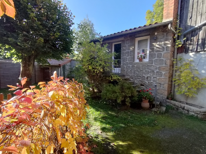 Vends murs et fonds de commerce restaurant licence 4 + petite activité chambres d'hôtes.
Situé dans village haut forez sur un axe passant à 30minutes de Saint-Etienne et 1 heure du Puy en Velay.
Bâtisse de 300 m2 rénové avec goût se composant d'une partie restauration bistrot +4 chambres d'hôtes à l'étage avec jardin clos ainsi que de nombreuses dépendances, notamment une petite annexe dans le jardin.
Rez de chaussée entièrement climatisé + chauffage central au fioul.
Traitement charpente et isolation des combles en  2024
Bien qui pourrait éventuellement être transformé en maison partagée ou tout autre projet locatif.