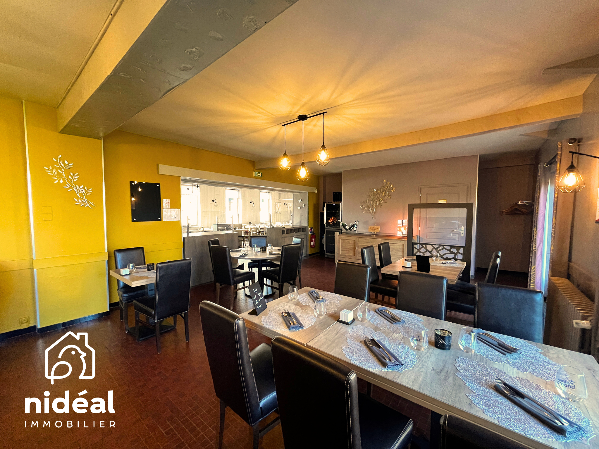 Vends Restaurant Grill , Cuisine traditionnelle

Situé à Jolimetz sur un axe passant, à 5 mn de Le Quesnoy, Profitez du charme de ce Restaurant fréquenté par une clientèle locale fidèle.

Fonds de commerce au prix de 199 000 € (Hors frais de négociation à la charge de l'acquéreur)

Restaurant de qualité et chaleureux composé d'un mobilier de qualité en excellent état et d'une cuisine parfaitement équipée
Normes PMR respectées
Hygiène irréprochable
Licence IV

Chiffre d'affaires annuel compris entre 450 000 € et 500 000 € HT

Capacité de 75 couverts à l'intérieur dont 36 dans la salle principale (système de rideau séparable pour faire les banquets)
Jardin avec une petite terrasse permettant de faire un peu de restauration extérieure mais sous exploitée
Pas de droit de terrasse à payer lors des événements communaux
De nombreuses places de stationnement sur le parking devant le restaurant

Charges mensuelles :

Loyer de 2100 € HT
Electricité 800 € HT
eau 140 € HT
Alarme 119 € HT

6 Salariés. (1 cuisinier, 1 comis, 1 plongeuse, 3 serveurs (tps plein et tps partiel) Masse salariale de 10 000 € net par mois.

Possible rachat des murs à étudier (un logement au dessus du restaurant fait partie des murs,2 chambres)

Les + : possibilité de développement
Aucun endettement et peu d'engagements
Aménagement d'une terrasse extérieure
Activité Bar non existante malgré la LICENCE IV
Animation non faite actuellement, grillades arrêtées mais reprise immédiate possible
Possibilité d'ouvertures supplémentaires (8 services actuellement)
Toiture refaite en 2017, façade repeinte en 2024.
Climatisation réversible en cuisine et à l'étage
Vestiaires aux normes, une cave pour les boissons, réserve à l'arrière du bar

Les équipements :
cheminée feu de bois pour grillades, four à pierre pour planches à grillades, fendeuse à bois (valeur 800 €) et stock de bois laissés avec le fond de commerce.
Four multifonction de 2021 avec hotte intégrée de 2025, 2 caves à vin
Piano changé en février 2025, 2 chambres froides et 2 frigos positifs, cellule de refroidissement, 2 congélateurs.
Une pièce de stockage zone sèche
1 laverie, accès direct en cuisine pour les livraisons donc aucun passage en salle
Adoucisseur changé il y a 2 ans, chaudière De Dietrich entretenue tous les ans, citerne 6000 litres
Tous les équipements sont entretenus chaque année avec justificatifs