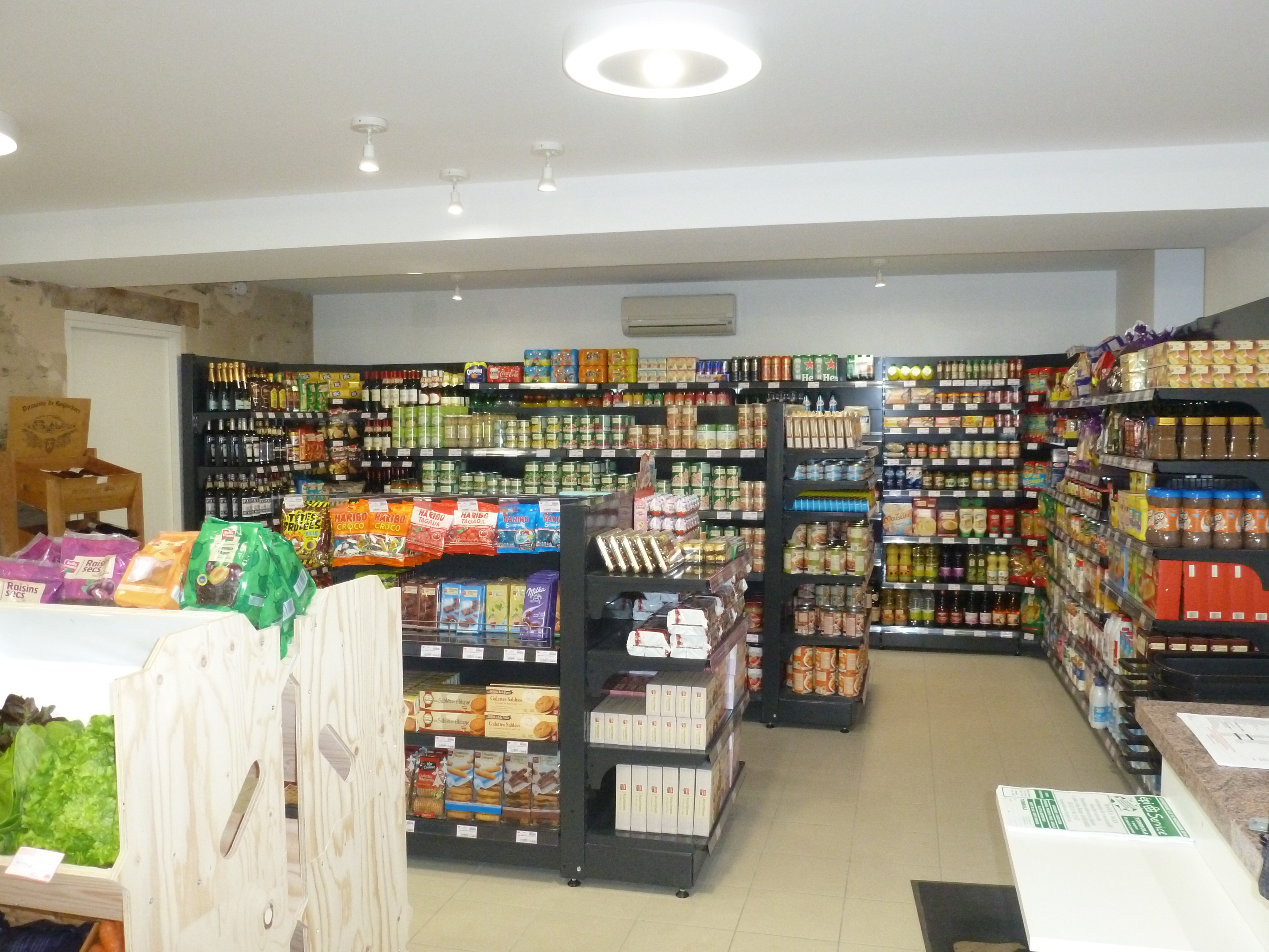 A LOUER BATIMENT COMMERCIAL Boucherie - Charcuterie - Multi commerce 

Comprenant  au rez-de-chaussée :
-	un espace de vente d’une surface de 60m2, équipé d’une vitrine réfrigérée de 4.40 m de long, meuble crémerie, meuble surgelés, et de rayonnages pour épicerie. 
- Laboratoire, chambres froides, cuisine, atelier découpe : surface 56m2
- Réserve, bureau : surface 13 m2
A l’étage : 
-	Appartement Type 4 (Grande pièce de vie (62 m2), 3 chambres, 2 salles d’eau),
Surface totale : 125.25m2, équipé d’un poêle à bois. 
Le bâtiment a été intégralement rénové et refait à neuf en 2015. 
Espace extérieur (courette) 
Dépendance pour stockage 
Parking communal proche (environ 20 places), proche des autres commerces en plein centre bourg. 
Commune de Miré 49330
Miré est une commune de 1060 habitants, située au cœur du triangle Angers/Château-Gontier/Sablé-sur-Sarthe. Elle dépend de la Communauté de communes des Vallées du Haut-Anjou et du Pays Anjou Bleu. C’est une commune indépendante. 
Elle est bien desservie avec :  
-	La gare TGV à 20mn à Sablé-sur-Sarthe, (ligne Paris/Nantes), 
-	La gare de Morannes (7 kms) ligne TER, 
-	Les lignes de bus desservant Sablé-sur-Sarthe, Angers, 
De nombreux commerces sont présents sur la commune : 
-	Boulangerie, 
-	2 salons de coiffure, 
-	Magasin de Bricolage, 
-	Food-Truck Burgers (1 fois semaine) 
-	Food-Truc Pizzas (1 fois semaine) 
-	Projet d’ouverture d’un Café-Restaurant en cours, 
Commune dynamique dotée de nombreux services et professionnels de santé : 
-	 Cabinet de Kinés avec 4 professionnels, 
-	Pharmacie),  
-	Cabinet Infirmier, 
-	Ostéopathe, 
-	Orthophoniste,
Une Zone Artisanale disposant de plusieurs PME, 
Un EHPAD de 72 places. 
2 écoles (Publique et Privée scolarisant plus de 130 enfants), 
La vie associative y est importante, les nombreuses associations organisent de nombreuses manifestations qui remportent toujours un grand succès, la commission municipale « Vie Locale » organise également plusieurs manifestations. 
Le bassin de vie des Miréens est dirigé soit vers Château-Gontier, soit vers Sablé sur Sarthe. 
La commune de Miré est identifiée comme polarité secondaire dans les nouveaux schémas de cohérence territoriaux. (SCOT du Pays Anjou Bleu, PLUI de la CCVHA en cours d’élaboration). 
Les principaux pôles commerciaux des environs sont situés à Château-Gontier (20km), Sablé-sur-Sarthe (20km), Châteauneuf-sur-Sarthe (10km). 
La commune est située en Zone de Revitalisation. (Avantages fiscaux à l’installation). 
La commune de Miré, propriétaire du bâtiment recherche un repreneur pour son local commercial. Loyer modéré. Possibilité de dissocier le commerce du logement. Loyer local commercial : 500€/mois, loyer appartement : 500€/mois. 
Ce local est adapté pour toute activité de commerce (Boucherie-Charcuterie-Epicerie) + autres activités à développer, ou d’activités telles que traiteur avec petite restauration. 
(Pas de Licence IV)